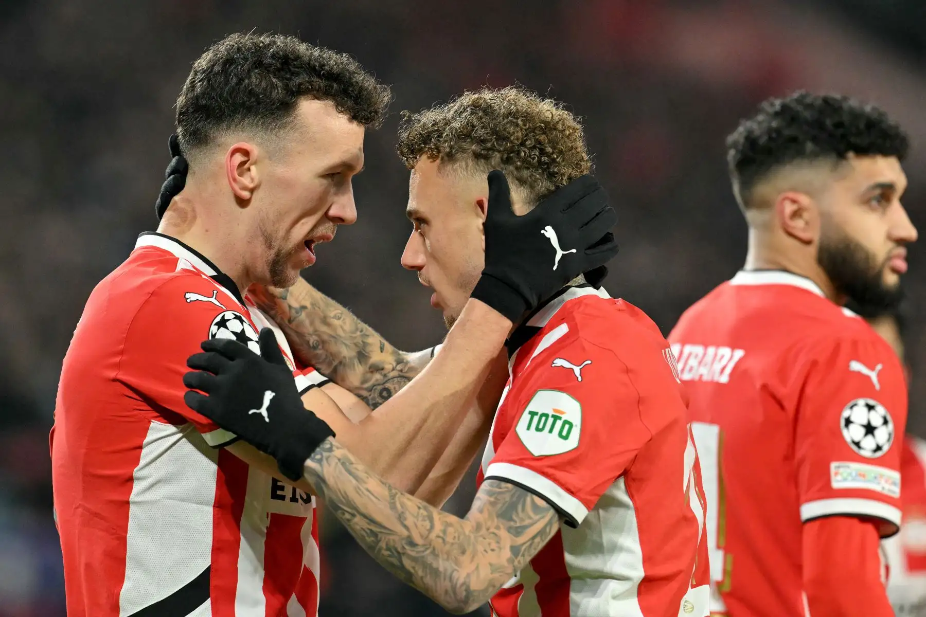 El delantero croata del PSV Eindhoven, Ivan Perisic, celebra el primer gol de su equipo con el delantero holandés  del PSV Eindhoven, Noa Lang, durante el partido de vuelta de los play-offs de la fase eliminatoria de la UEFA Champions League entre el PSV Eindhoven y la Juventus.
Foto: ANDINA/AFP