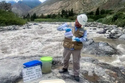 Durante la inspección en campo se efectuó la toma de muestras de agua y de recursos hidrobiológicos, tanto aguas arriba como aguas abajo de la presa.