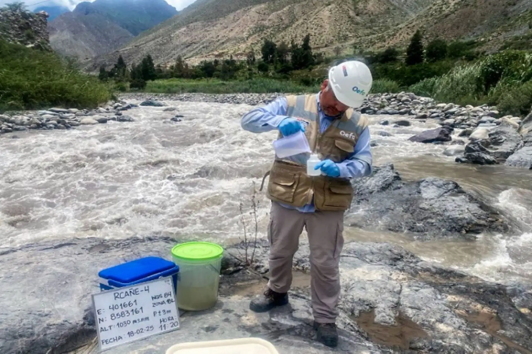Durante la inspección en campo se efectuó la toma de muestras de agua y de recursos hidrobiológicos, tanto aguas arriba como aguas abajo de la presa.