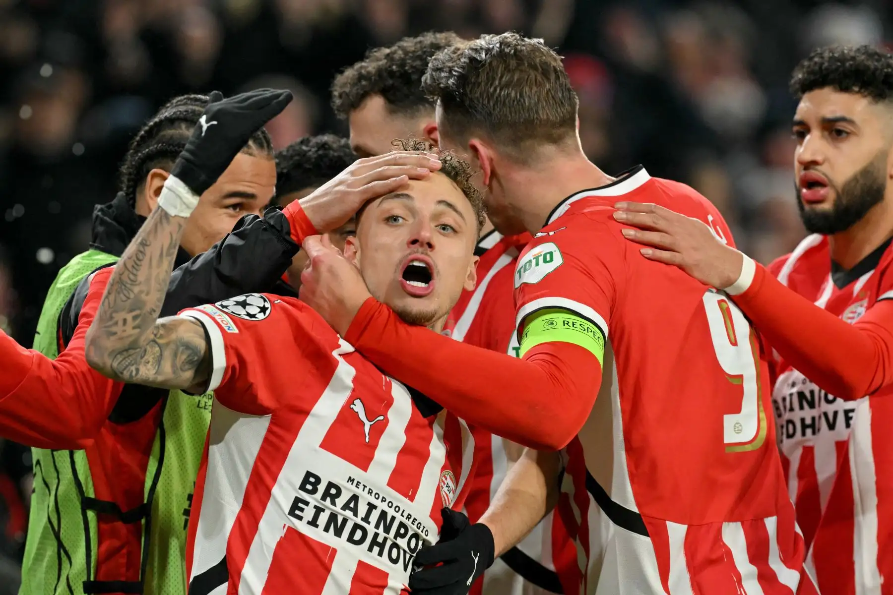 El delantero holandés del PSV Eindhoven, Noa Lang, celebra el primer gol de su equipo con sus compañeros durante el partido de vuelta de los playoffs de la fase eliminatoria de la UEFA Champions League entre el PSV Eindhoven y la Juventus. Foto: ANDINA/AFP
