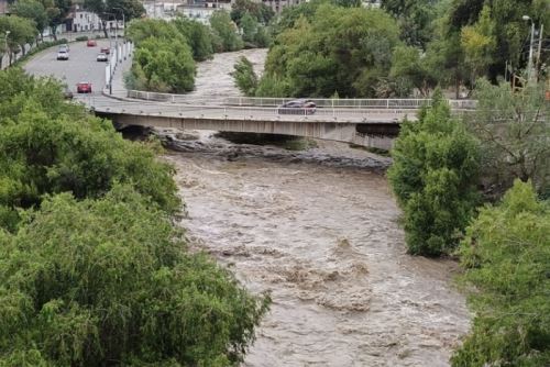 El caudal del río Chili se elevaría en 50 metros cúbicos por segundo, en horas de la mañana, situación que podría provocar la suspensión del servicio en el transcurso del día.