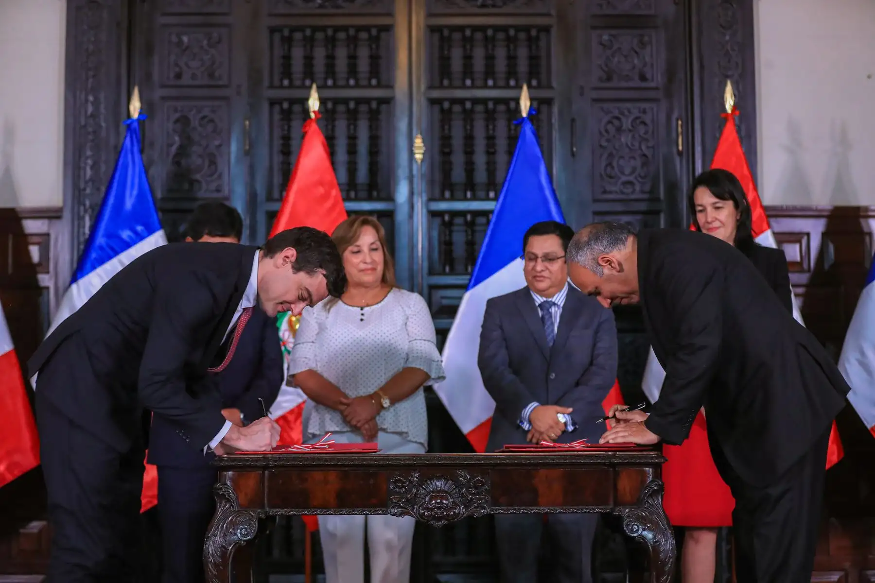 Suscripción de la adenda al contrato de Estado a Estado para la gestión del proyecto del Hospital Goyeneche, de Arequipa. Foto: ANDINA/Prensa Presidencia