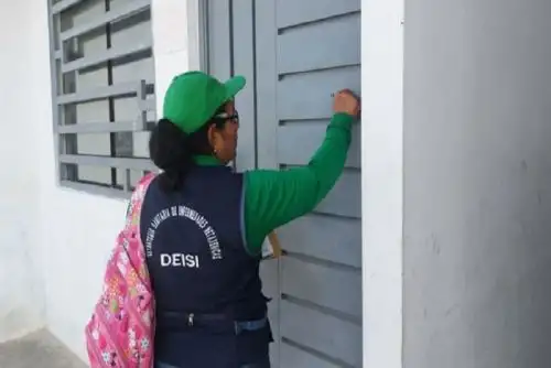 La Diresa Piura cuenta con más de 500 inspectores de salud correctamente uniformados, quienes visitan las viviendas con el fin de reducir la presencia del zancudo transmisor de la enfermedad.