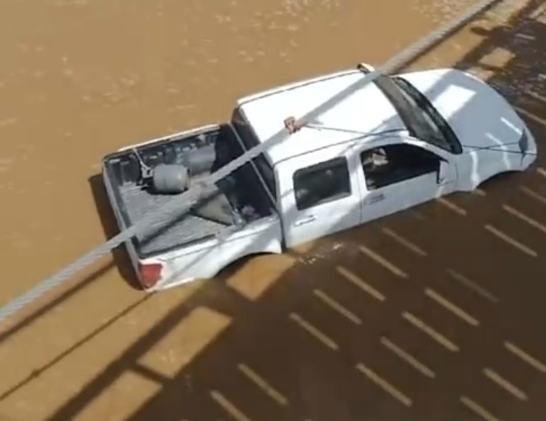 Un cargador frontal salvó a una camioneta de ser arrastrada por las caudalosas aguas del río Motupe, que incrementó su nivel a causa de las lluvias intensas que se registran en Lambayeque,. ANDINA/Difusión