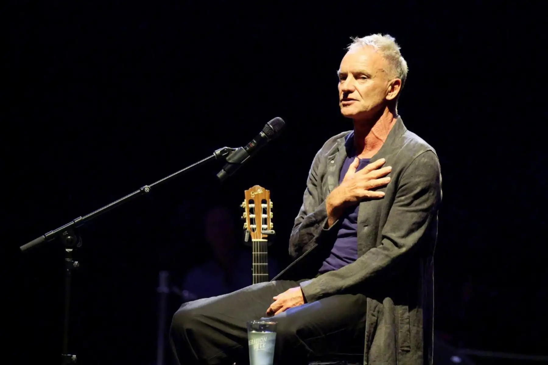 Sting actúa durante el estreno de "Towering!!" de Philippe Petit en la Catedral de San Juan el Divino el 7 de agosto de 2024 en la ciudad de Nueva York. Foto: AFP