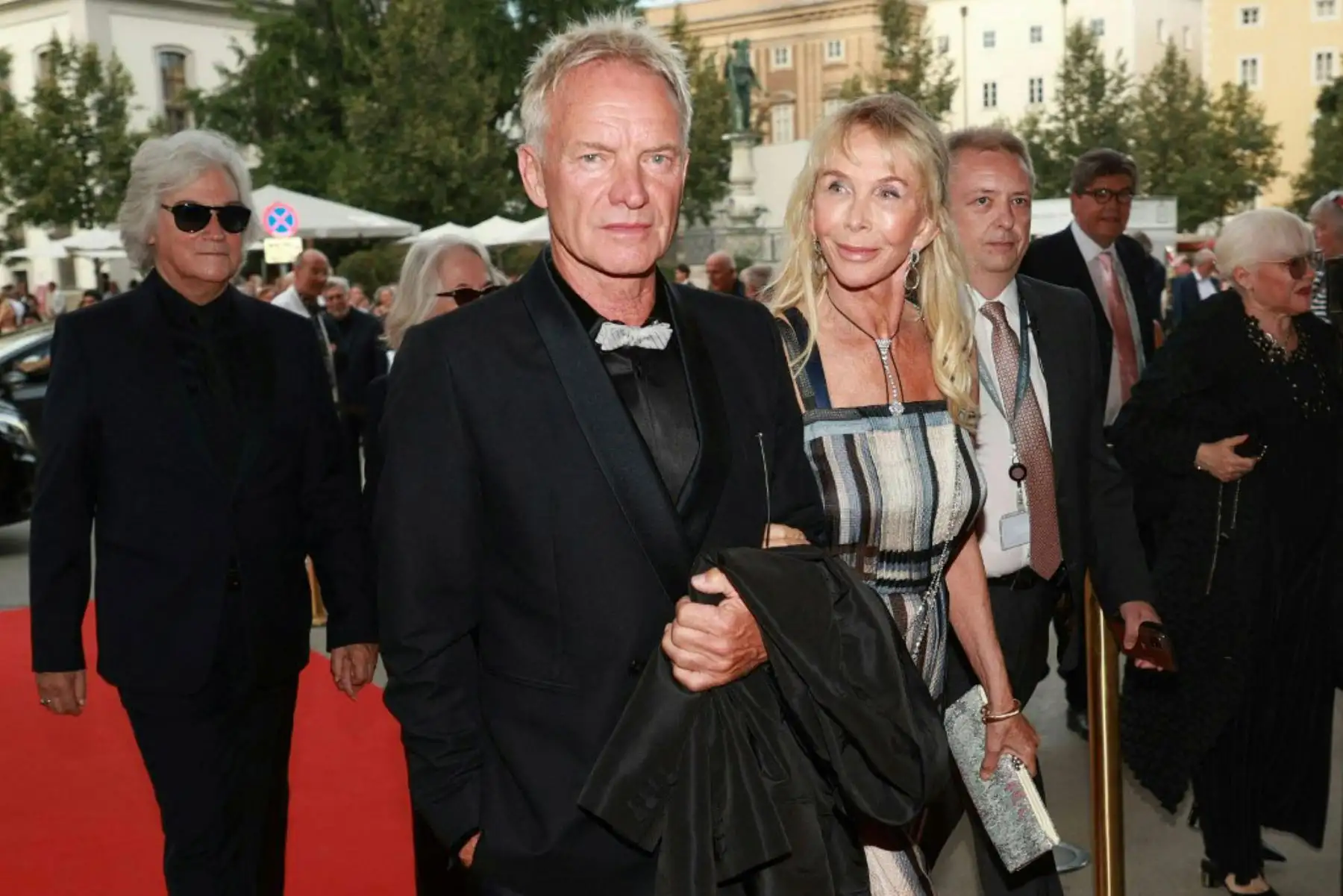 El músico inglés Sting y su esposa Trudie Styler llegan al estreno de 