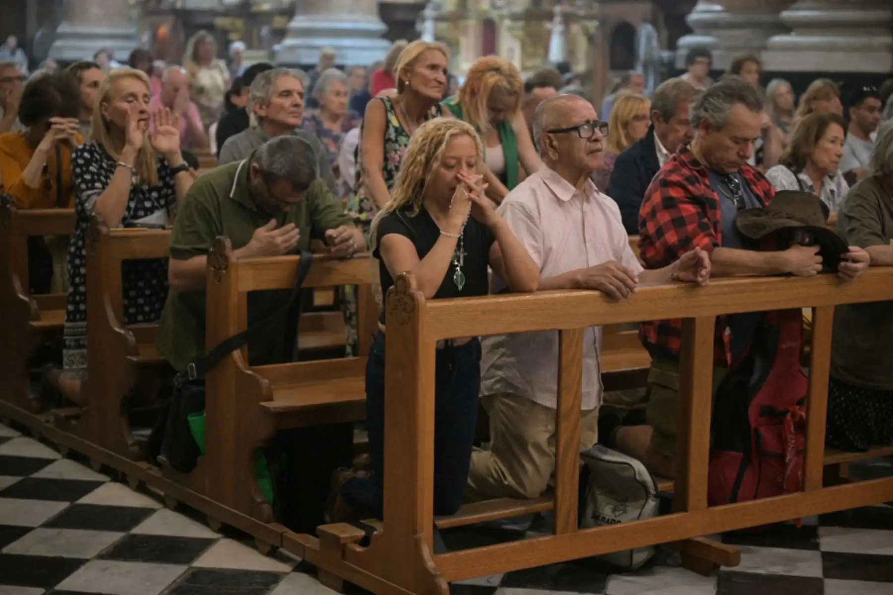 Fieles argentinos rezaron este miércoles en la noche por la salud del papa Francisco en su barrio natal en Buenos Aires, el "espacio" y el "tiempo" que él respiró antes de convertirse en sumo pontífice. Foto: AFP