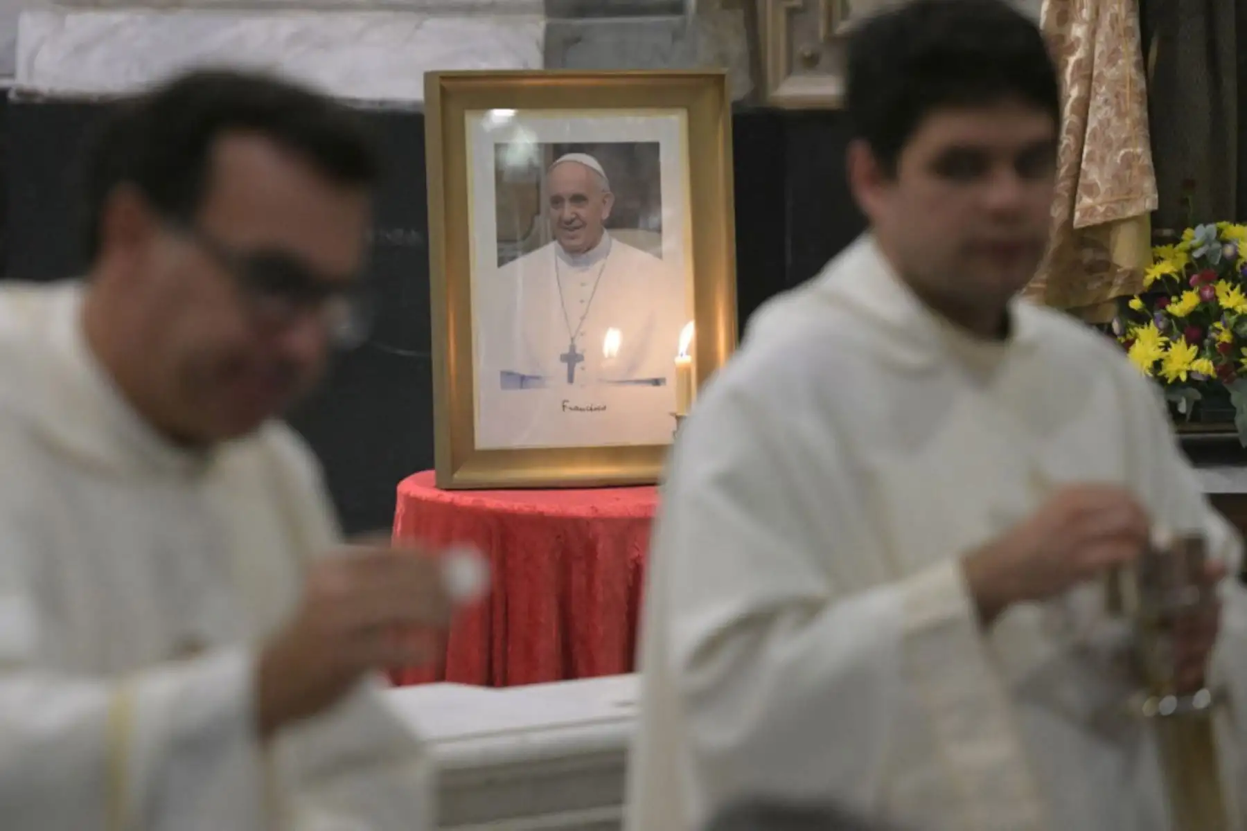 Fieles argentinos rezaron este miércoles en la noche por la salud del papa Francisco en su barrio natal en Buenos Aires, el "espacio" y el "tiempo" que él respiró antes de convertirse en sumo pontífice. Foto: AFP