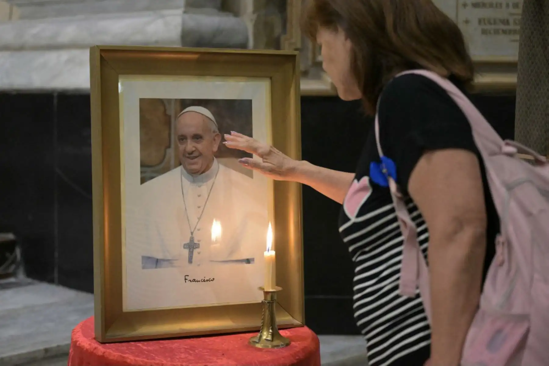 Fieles argentinos rezaron este miércoles en la noche por la salud del papa Francisco en su barrio natal en Buenos Aires, el "espacio" y el "tiempo" que él respiró antes de convertirse en sumo pontífice. Foto: AFP