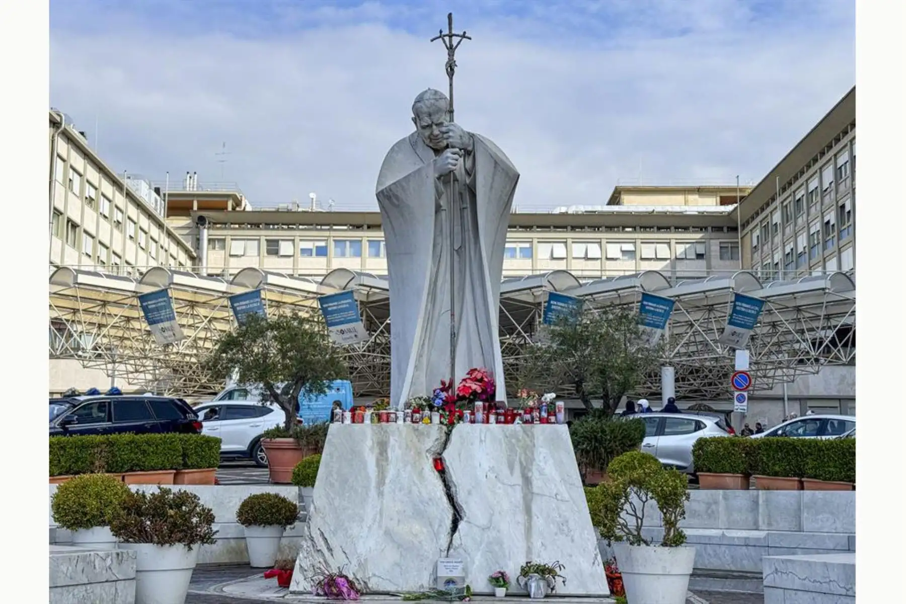 Flores y velas depositadas por feligreses, fotografiadas este jueves en el exterior del Hospital Gemelli de Roma, donde se encuentra hospitalizado desde hace siete días el papa Francisco debido a una infección de las vías respiratorias y una neumonía bilateral. Foto: EFE