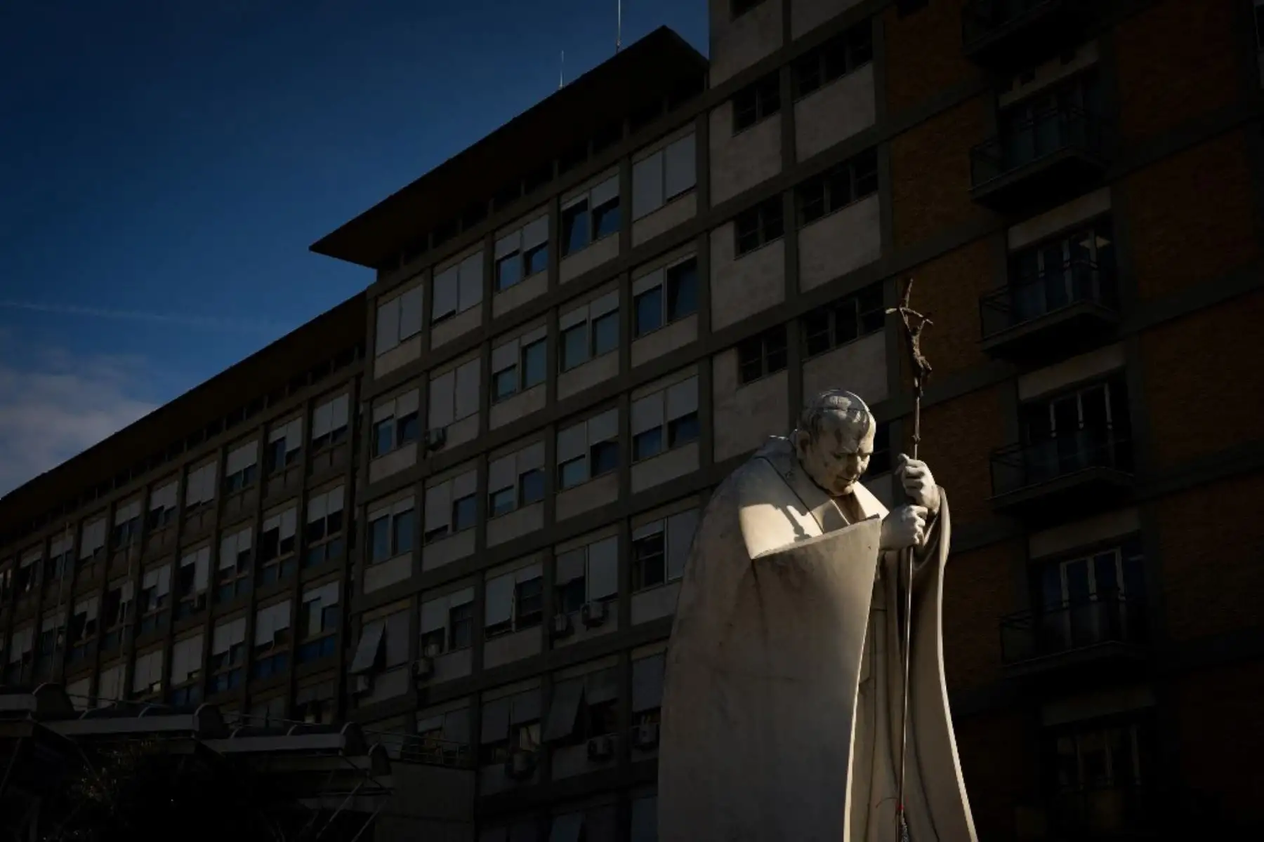 Exteriores del Hospital Gemelli de Roma, donde se encuentra hospitalizado desde hace siete días el papa Francisco debido a una infección de las vías respiratorias y una neumonía bilateral. Foto: EFE