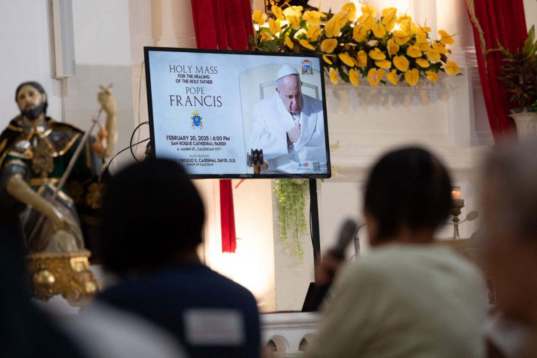 Fieles católicos rezan por la curación del Papa Francisco durante una misa en una iglesia de Manila el 20 de febrero de 2025. Foto: AFP