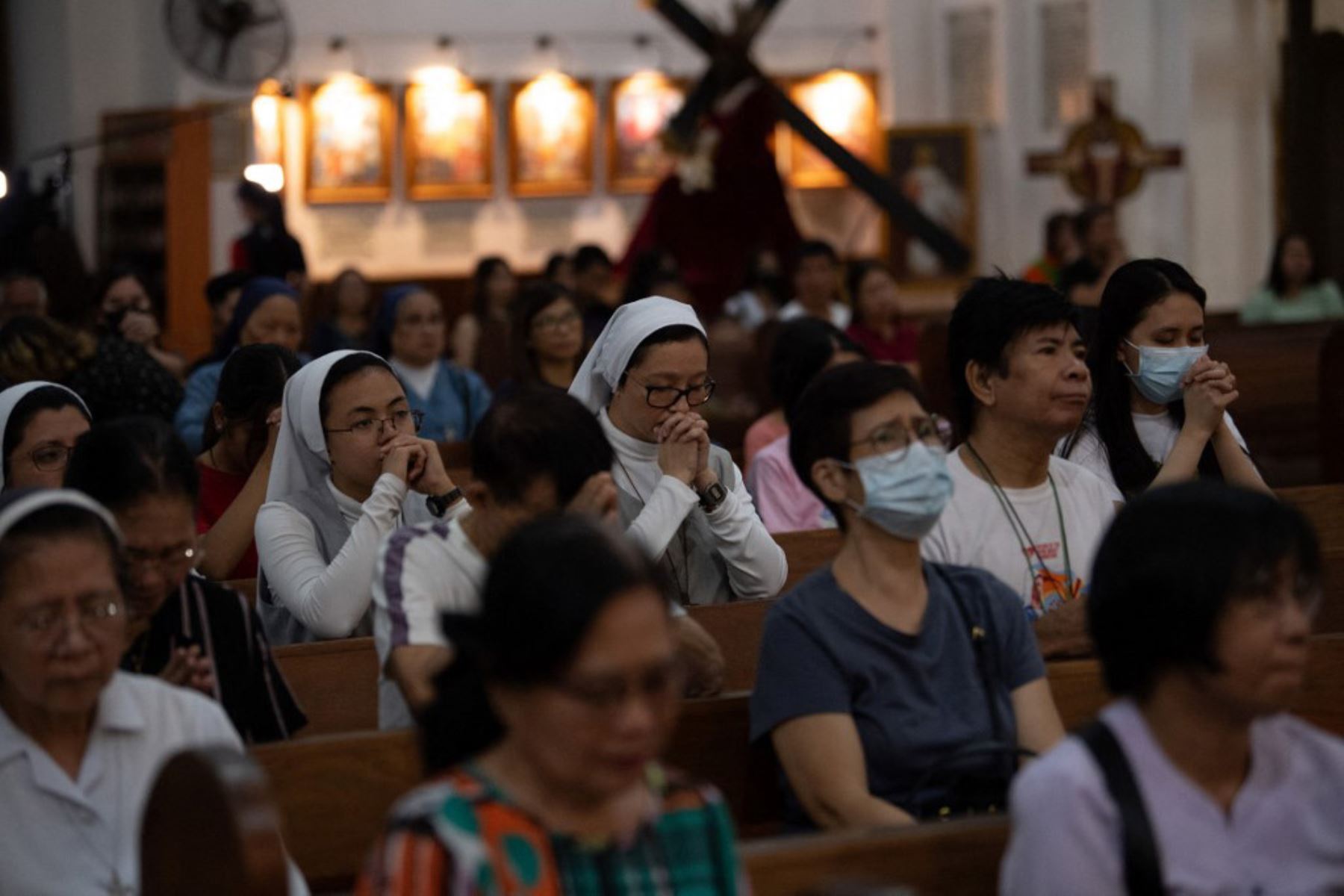 Fieles católicos rezan por la curación del Papa Francisco durante una misa en una iglesia de Manila el 20 de febrero de 2025. Foto: AFP