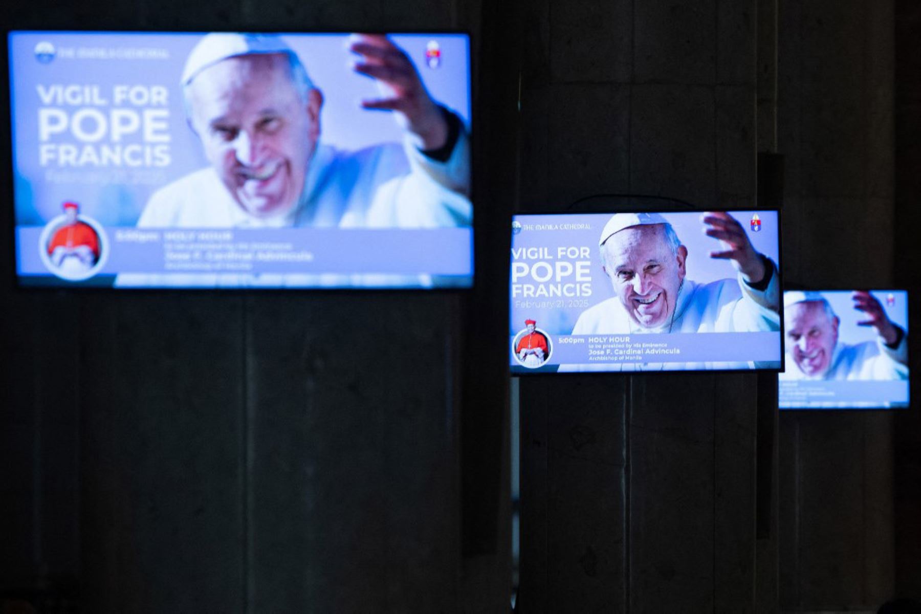 Fieles católicos rezan por la curación del Papa Francisco durante una misa en una iglesia de Manila el 20 de febrero de 2025. Foto: AFP