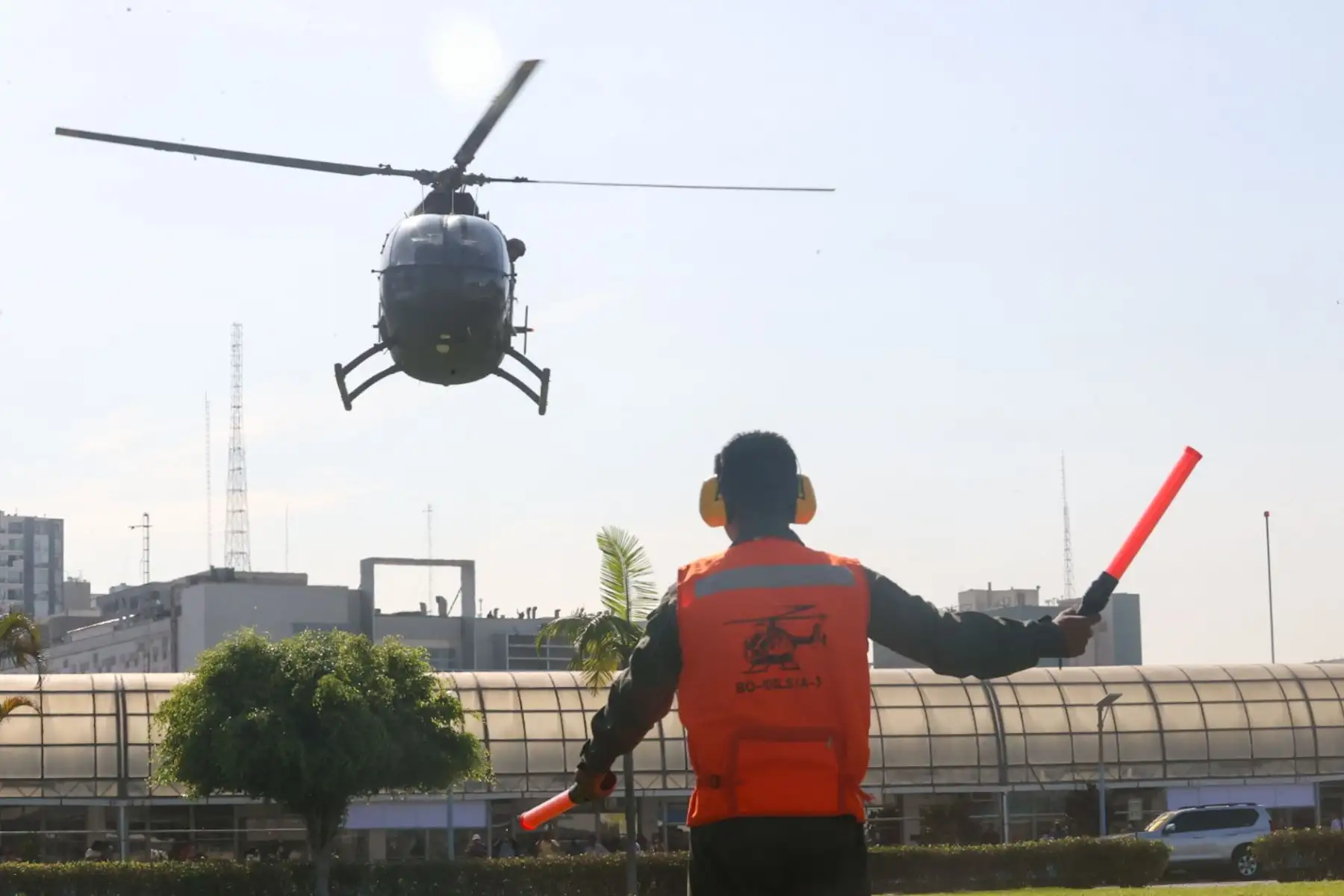 Llegada de órganos donados por un joven piurano que falleció a causa de una lesión cerebral. Dichos órganos fueron trasladados por un helicóptero de la Fuerza Aérea hasta las instalaciones del hospital Edgardo Rebagliatti.

Foto: ANDINA/Juan Carlos Guzmán Negrini