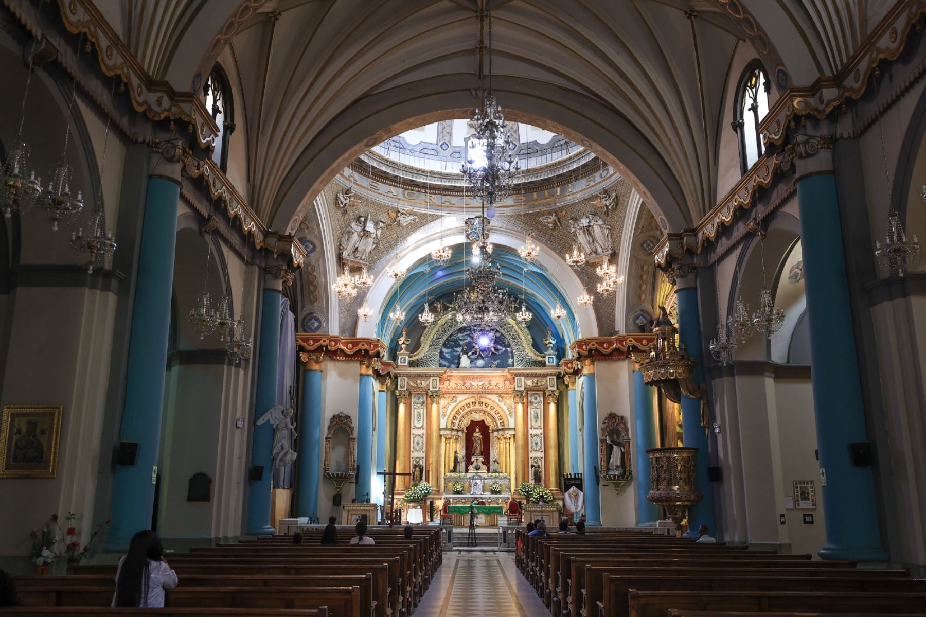 Imagen interior de la imponente iglesia de Santo Domingo con presencia de fieles. Foto: ANDINA / Jhonel Rodríguez Robles