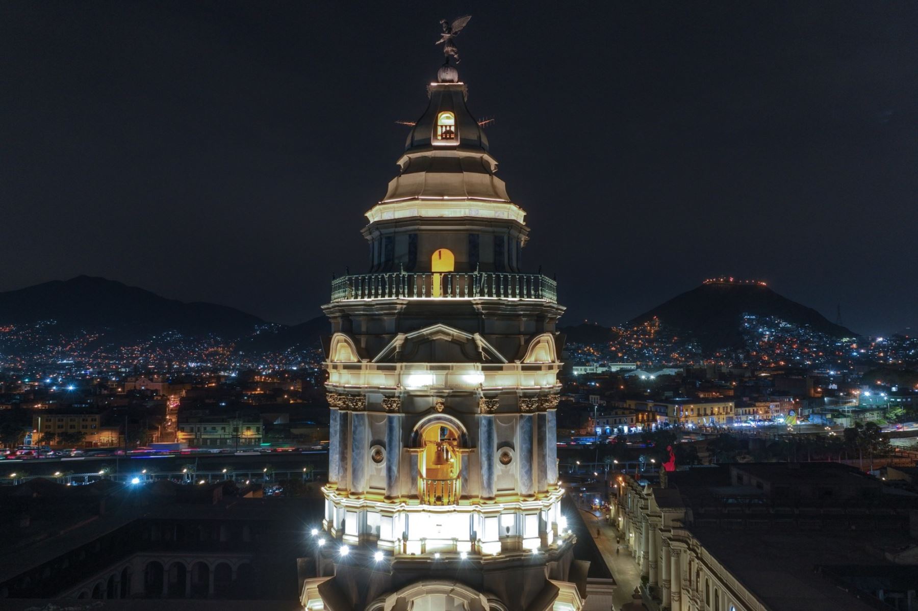 Para un mayor realce del convento de Santo Domingo durante las noches, Prolima incorporó un nuevo sistema de iluminación led que ofrece un gran espectáculo visual a los transeúntes. Foto: ANDINA/Jhonel Rodríguez Robles