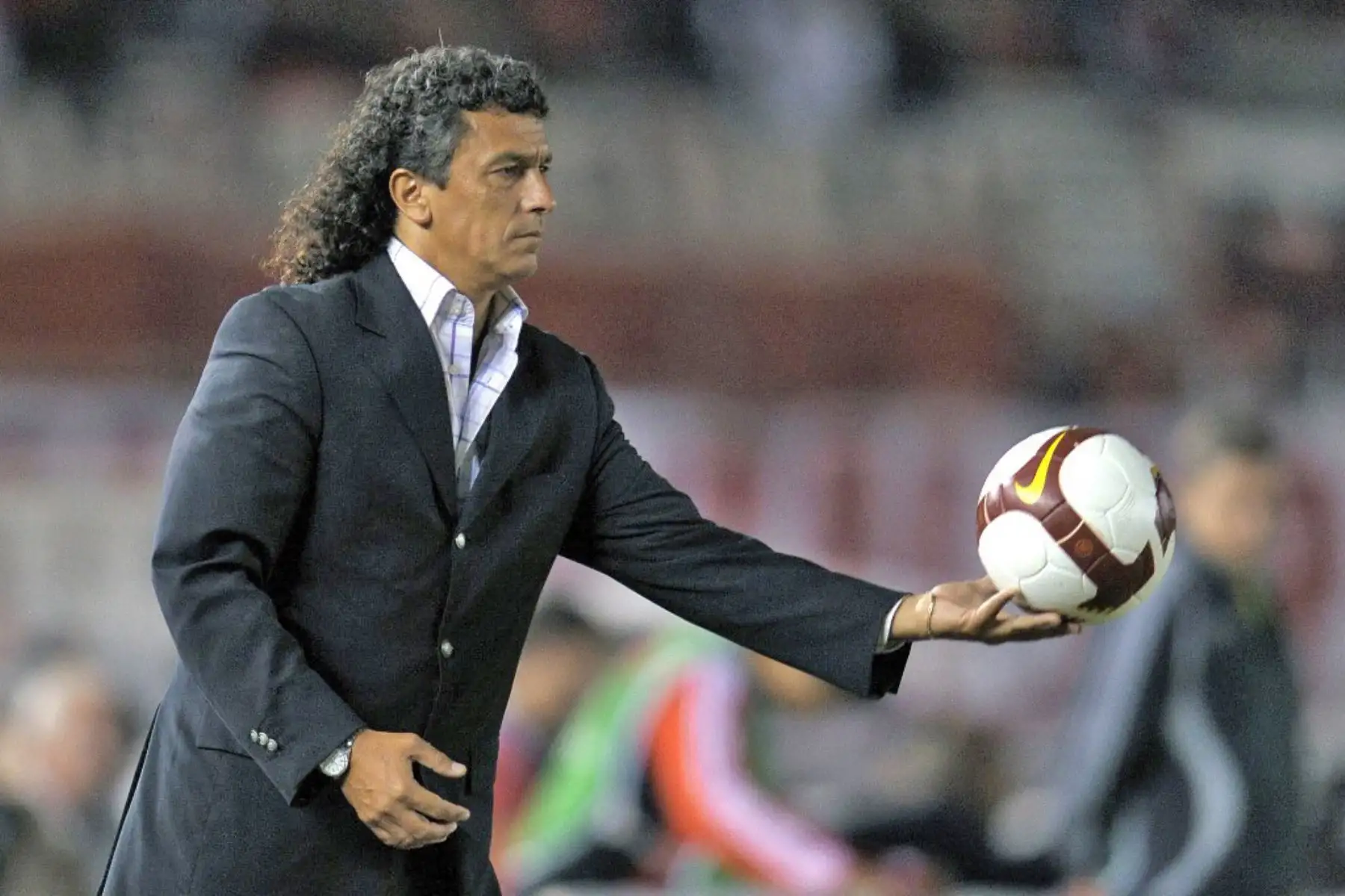 El entrenador del River Plate de Argentina, Néstor Gorosito, sostiene el balón durante el partido del Grupo 3 de la Copa Libertadores contra el Nacional de Uruguay en el estadio Monumental el 7 de abril de 2009. Foto: AFP