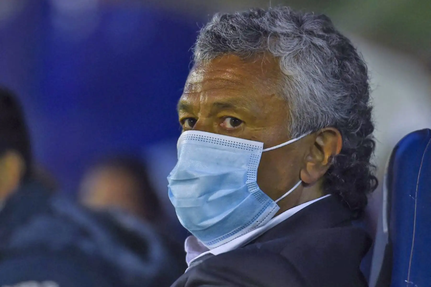 El entrenador del Tigre de Argentina, Néstor Gorosito, usa una mascarilla durante el partido de fútbol a puertas cerradas de la fase de grupos de la Copa Libertadores contra el Bolívar de Bolivia en el estadio CA Tigre en Argentina, el 22 de septiembre de 2020. Foto: AFP