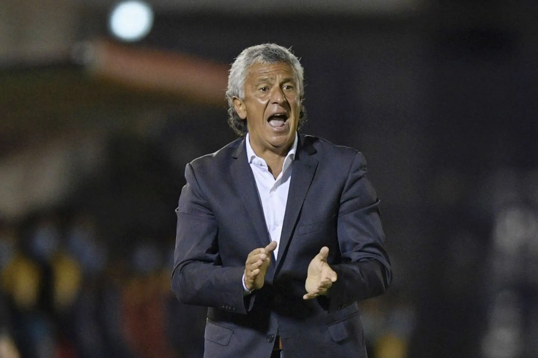 El entrenador del Tigre de Argentina, Néstor Gorosito, durante el partido  a puertas cerradas de la fase de grupos de la Copa Libertadores contra el Bolívar de Bolivia en el estadio CA Tigre, Argentina, el 22 de septiembre de 2020. Foto: AFP