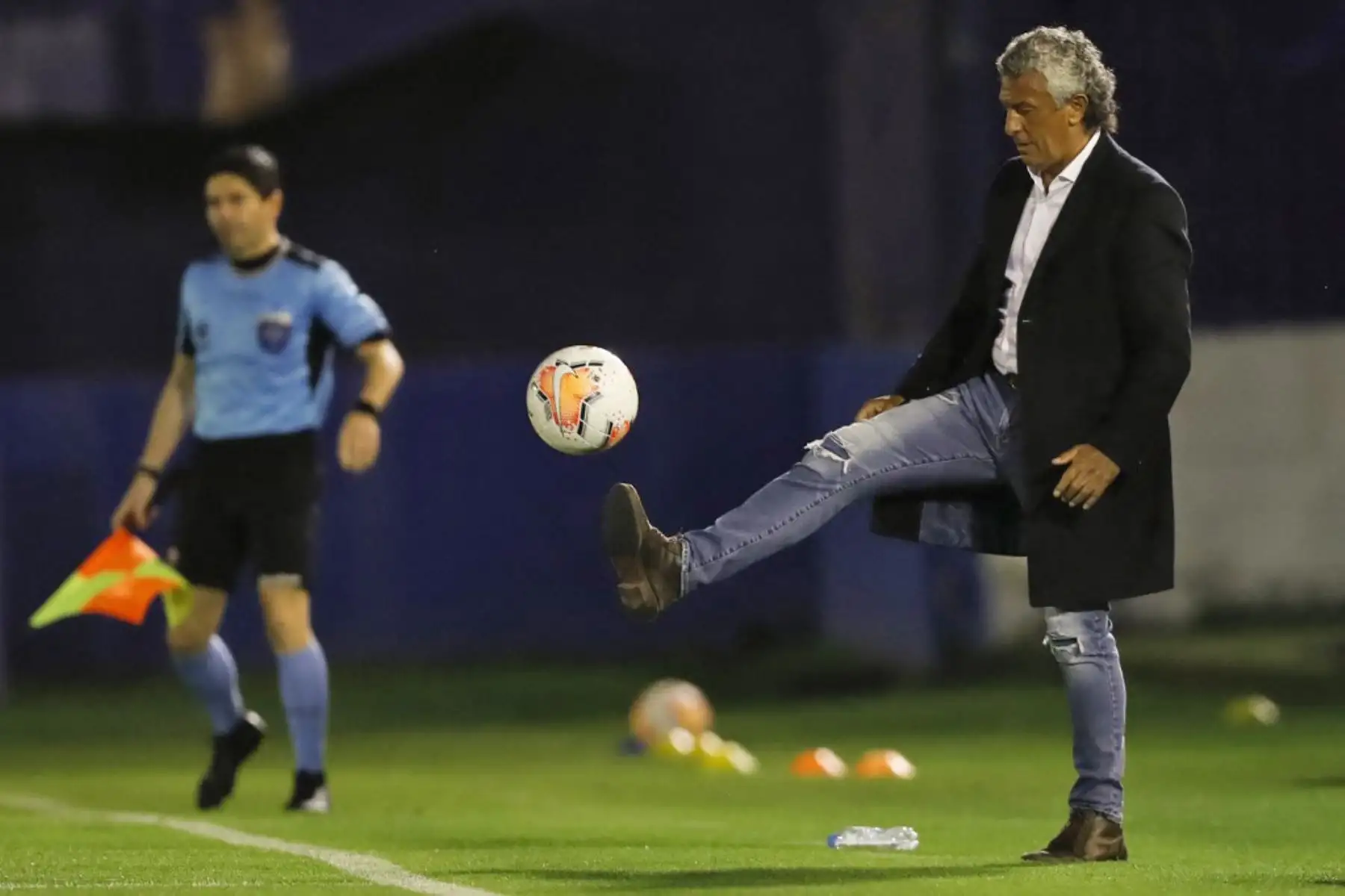 El entrenador  de Tigre de Argentina, Néstor Gorosito, controla el balón durante el partido de fútbol de la fase de grupos de la Copa Libertadores entre Tigre de Argentina y Guaraní de Paraguay, el 1 de octubre de 2020. Foto: AFP