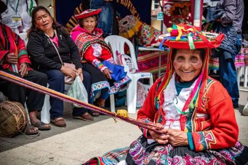 Pensión 65: más de 128 mil usuarios revaloran su identidad cultural con la Intervención Saberes Productivos