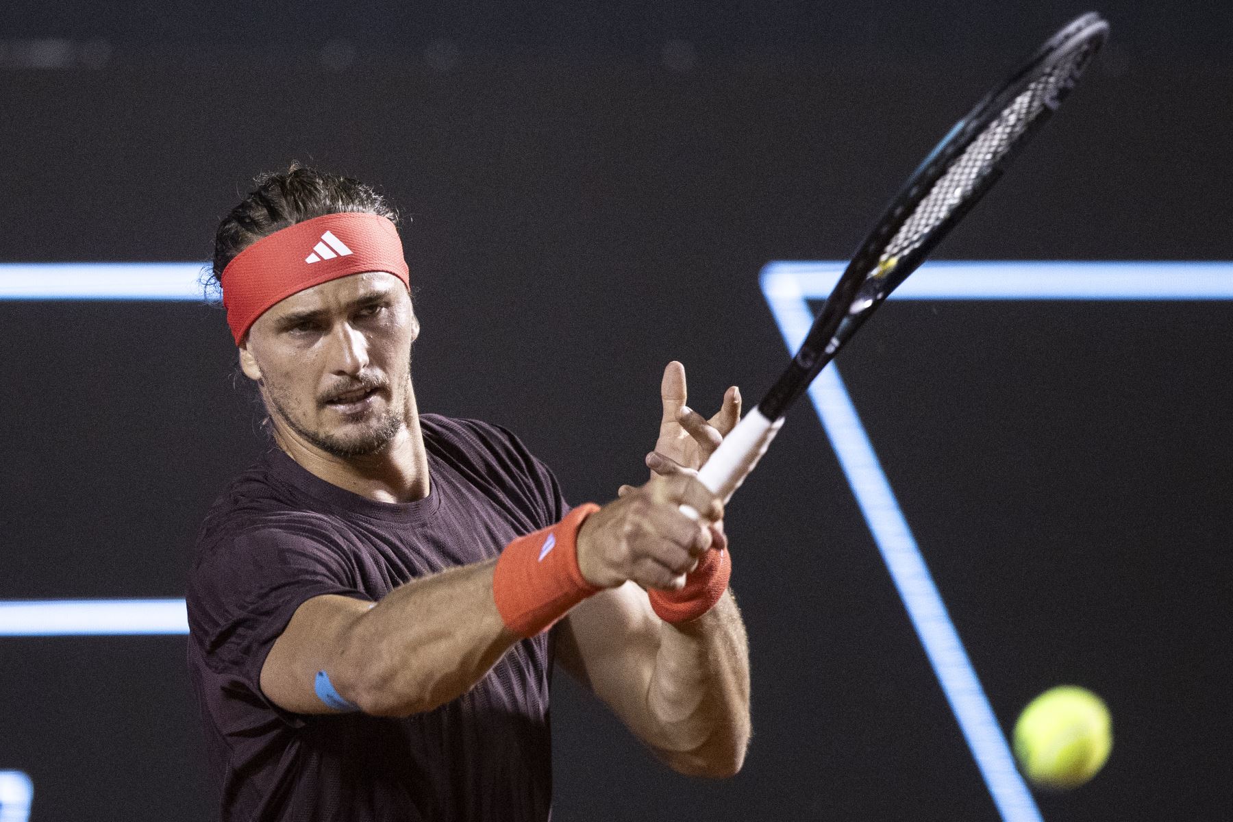 El tenista alemán Alexander Zverev golpea la bola este miércoles, durante un partido de los octavos de final del Abierto de Río de Janeiro contra el kazajo Alexander Shevchenko, en el Jockey Club de Río de Janeiro. Foto: EFE