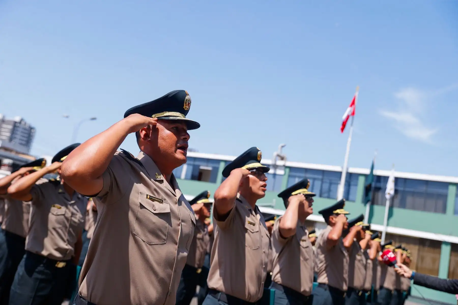 La presidenta Dina Boluarte participa en la ceremonia de alta de los oficiales subalternos de servicios de la Policía Nacional del Perú, quienes se incorporan con el grado de capitán. Foto: ANDINA/Prensa Presidencia