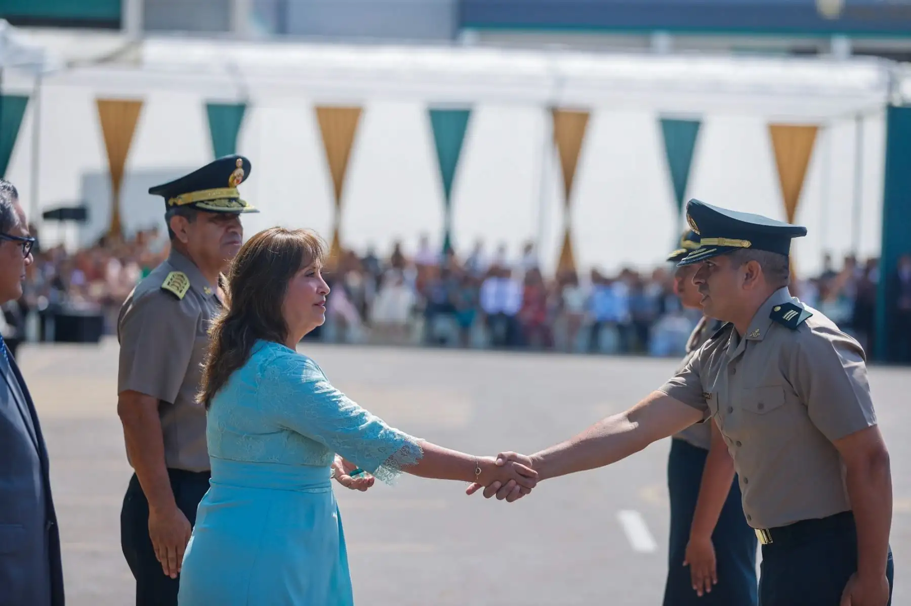 La presidenta Dina Boluarte participa en la ceremonia de alta de los oficiales subalternos de servicios de la Policía Nacional del Perú, quienes se incorporan con el grado de capitán. Foto: ANDINA/Prensa Presidencia
