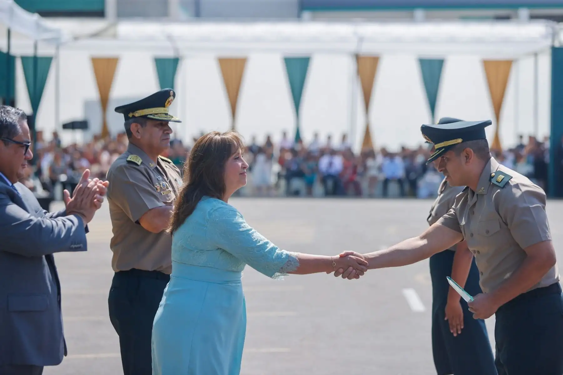 La presidenta Dina Boluarte participa en la ceremonia de alta de los oficiales subalternos de servicios de la Policía Nacional del Perú, quienes se incorporan con el grado de capitán. Foto: ANDINA/Prensa Presidencia