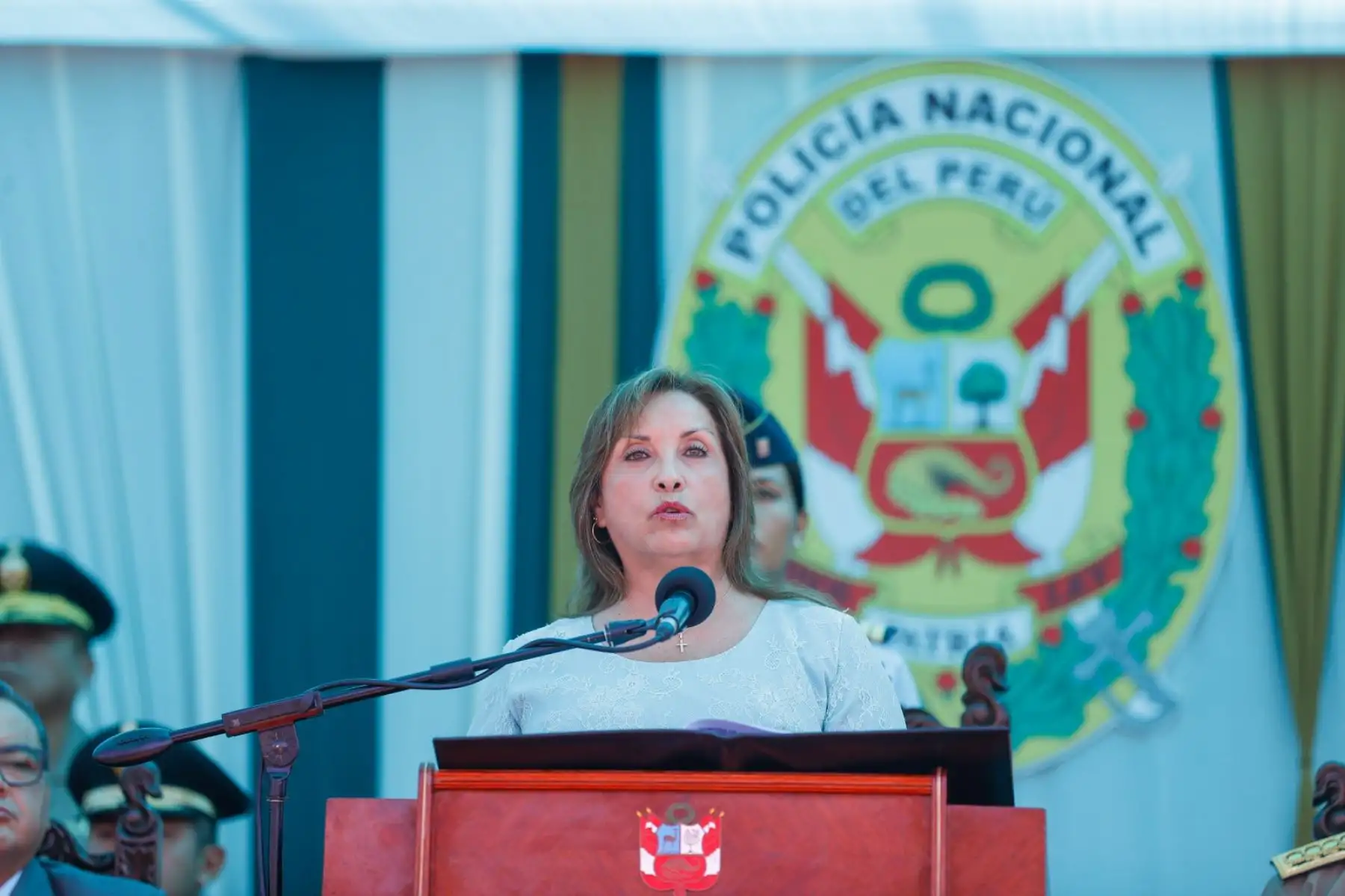 La presidenta Dina Boluarte participa en la ceremonia de alta de los oficiales subalternos de servicios de la Policía Nacional del Perú, quienes se incorporan con el grado de capitán. Foto: ANDINA/Prensa Presidencia