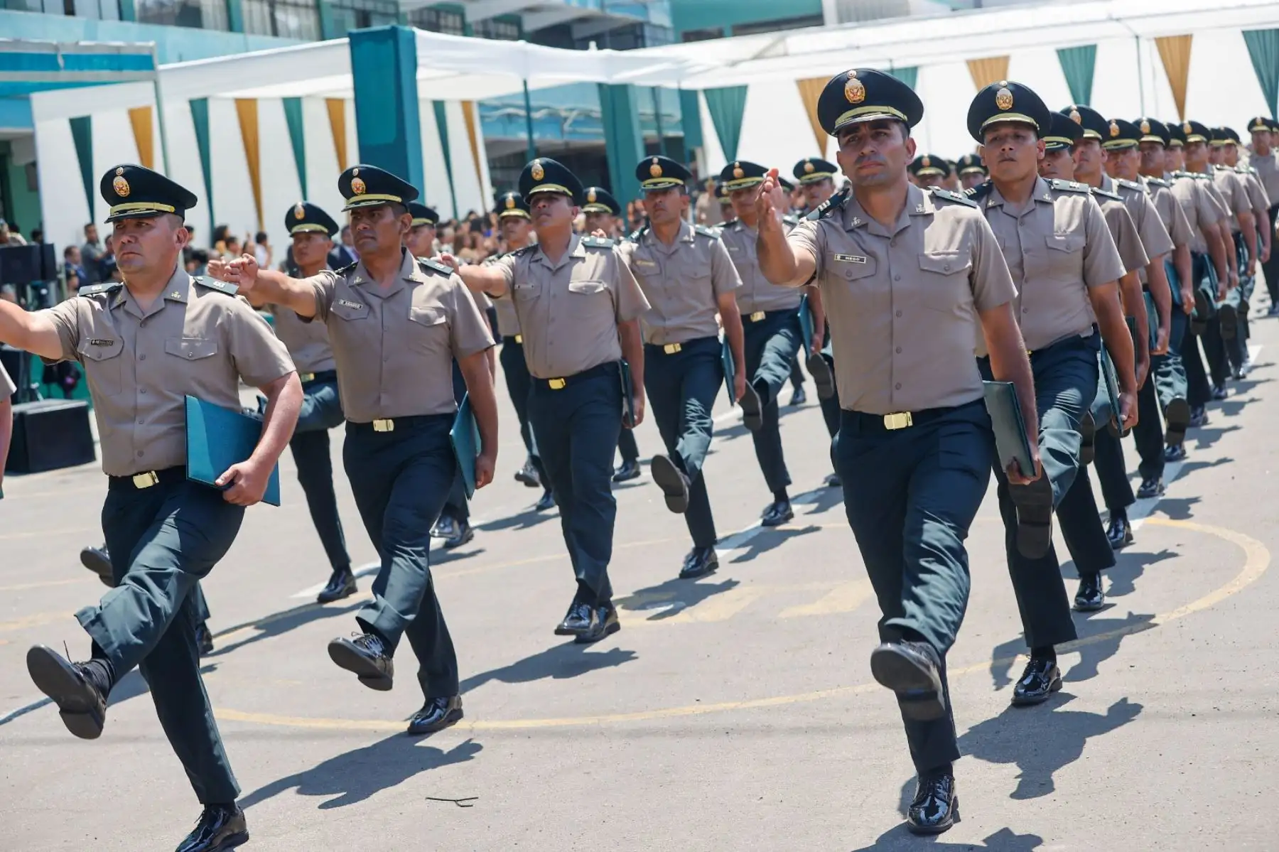La presidenta Dina Boluarte participa en la ceremonia de alta de los oficiales subalternos de servicios de la Policía Nacional del Perú, quienes se incorporan con el grado de capitán. Foto: ANDINA/Prensa Presidencia