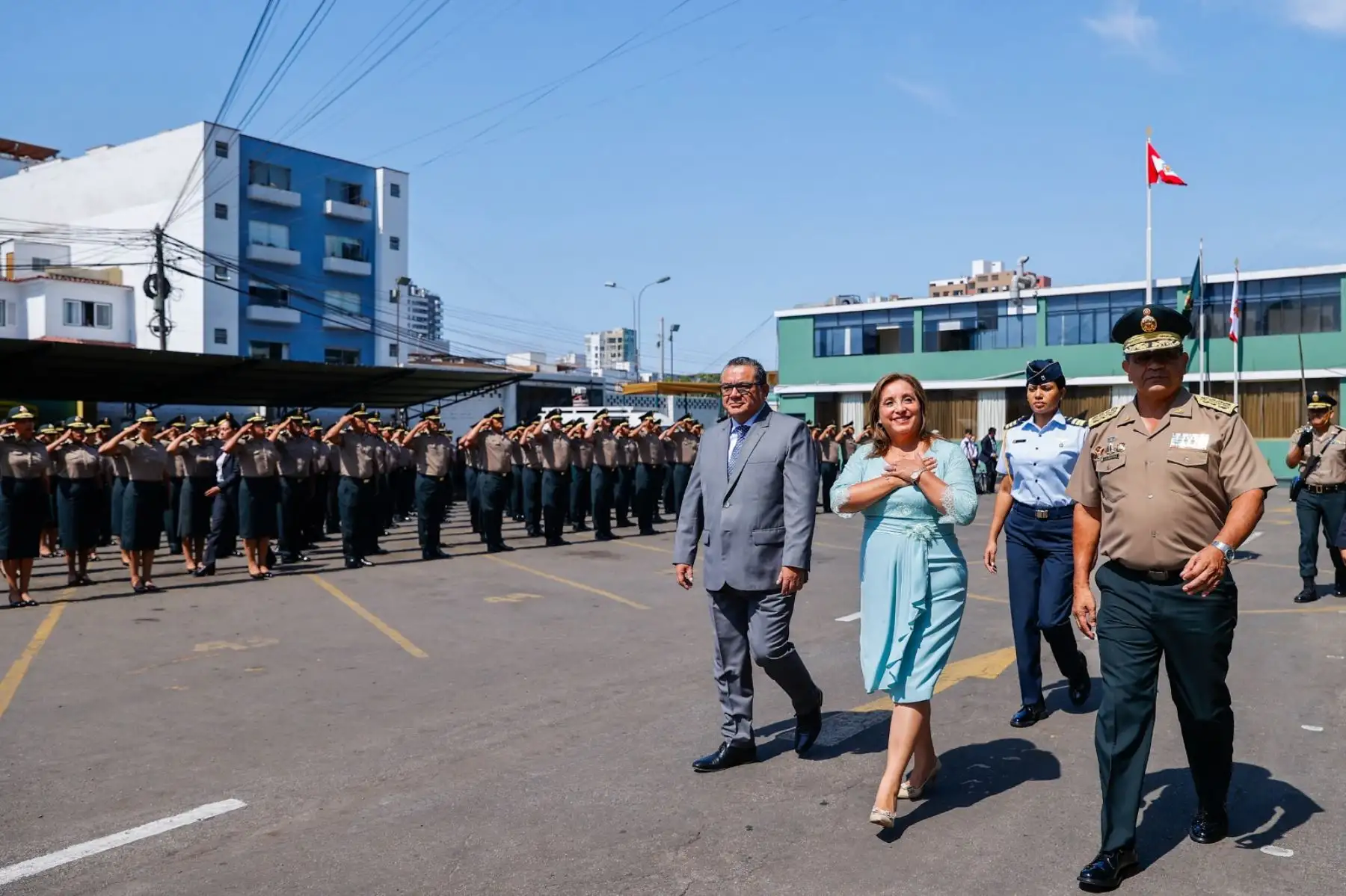 La presidenta Dina Boluarte participa en la ceremonia de alta de los oficiales subalternos de servicios de la Policía Nacional del Perú, quienes se incorporan con el grado de capitán. Foto: ANDINA/Prensa Presidencia
