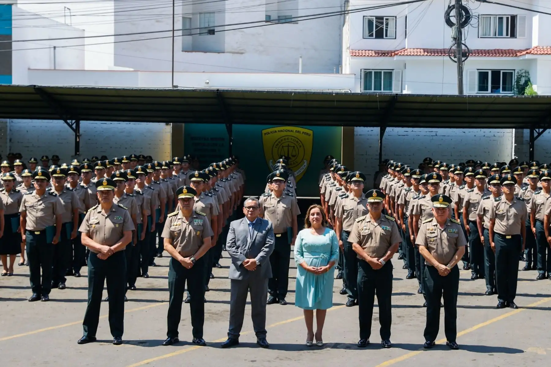 La presidenta Dina Boluarte participa en la ceremonia de alta de los oficiales subalternos de servicios de la Policía Nacional del Perú, quienes se incorporan con el grado de capitán. Foto: ANDINA/Prensa Presidencia