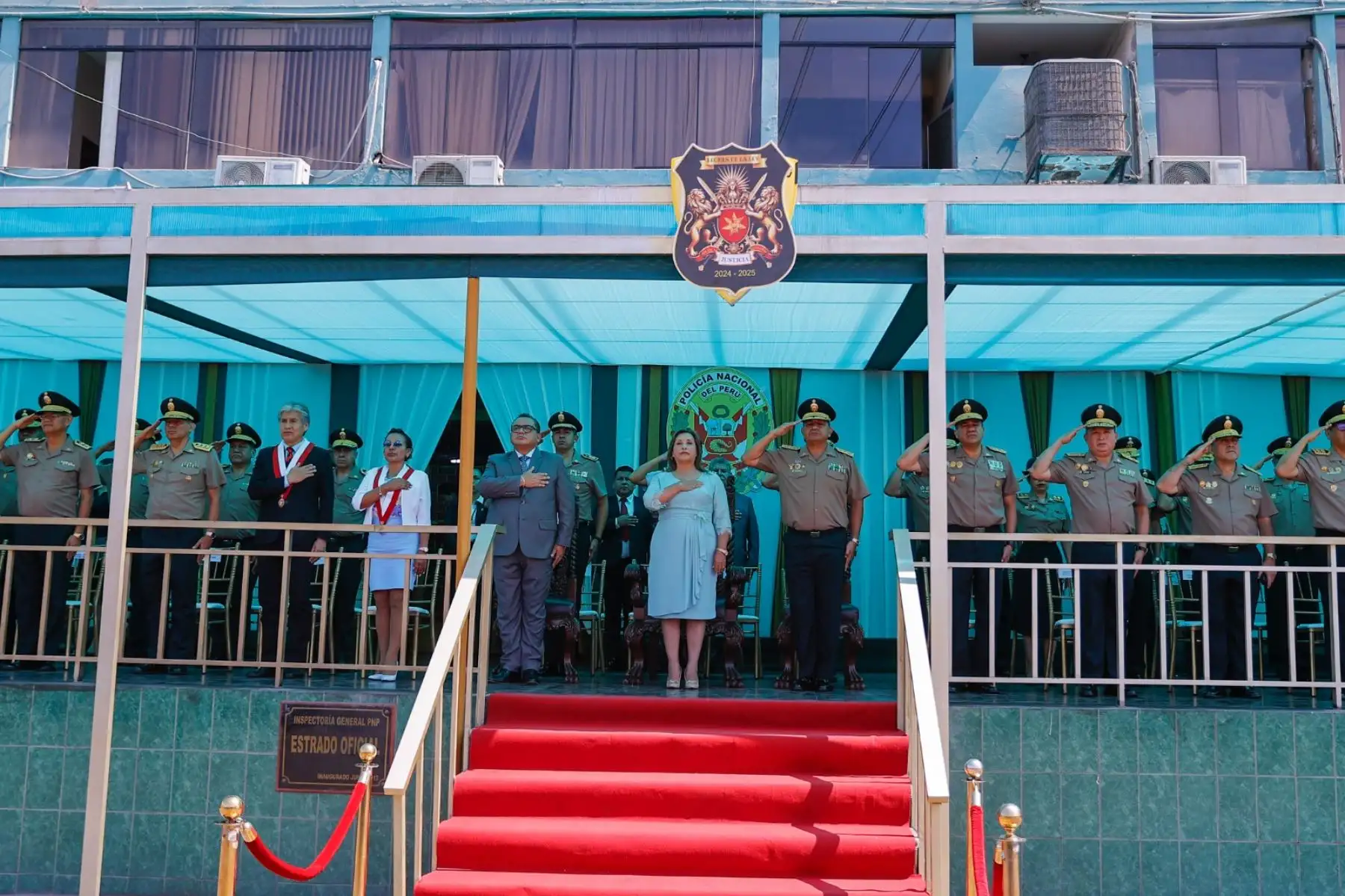 La presidenta Dina Boluarte participa en la ceremonia de alta de los oficiales subalternos de servicios de la Policía Nacional del Perú, quienes se incorporan con el grado de capitán. Foto: ANDINA/Prensa Presidencia