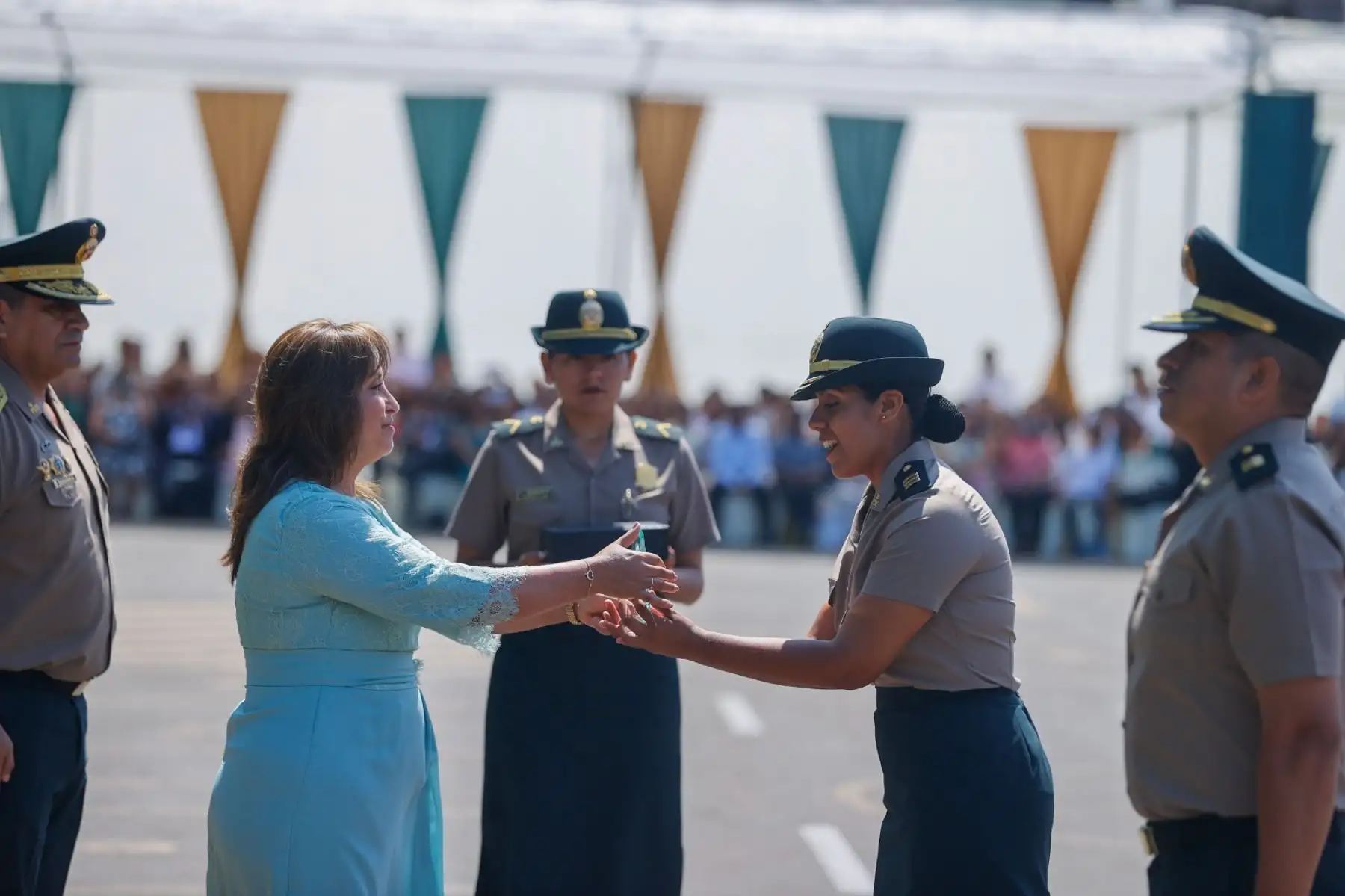 La presidenta Dina Boluarte participa en la ceremonia de alta de los oficiales subalternos de servicios de la Policía Nacional del Perú, quienes se incorporan con el grado de capitán. Foto: ANDINA/Prensa Presidencia