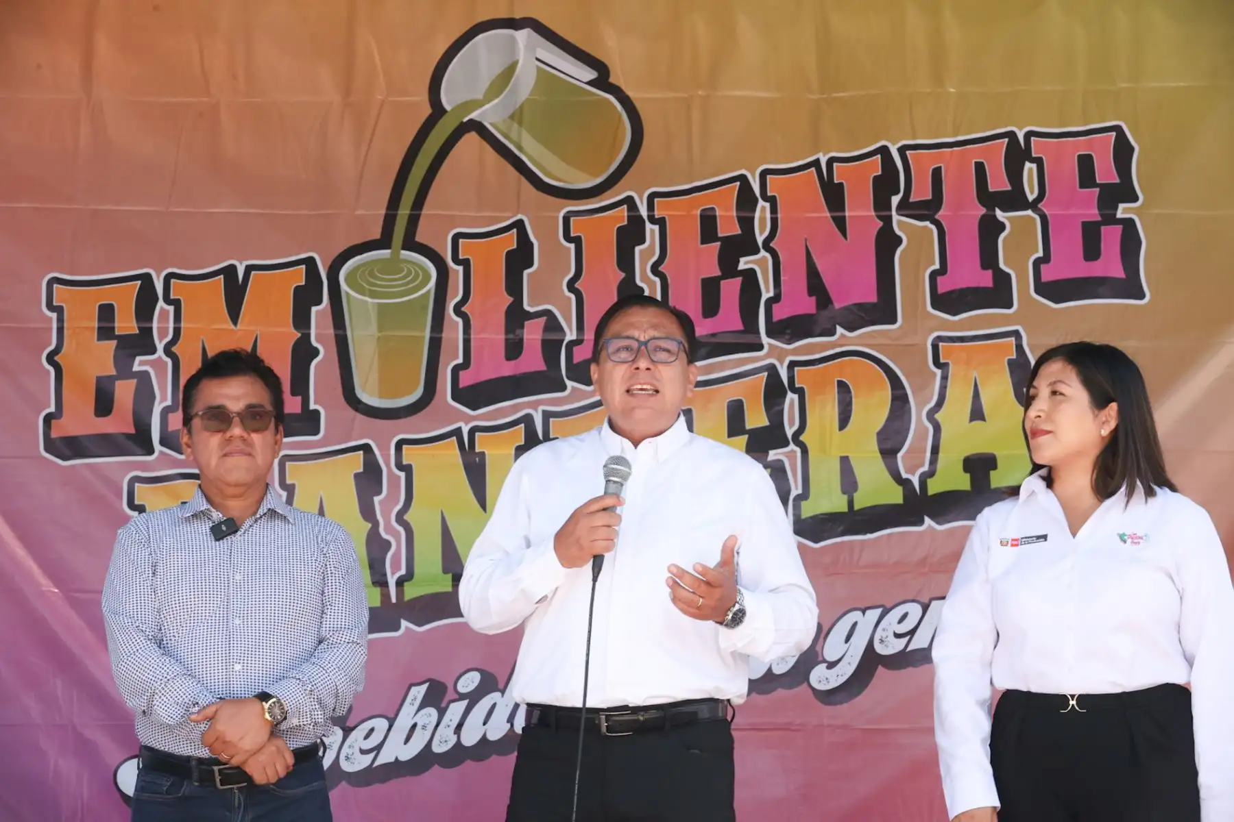 El ministro de la Producción, Sergio Gonzáles y el alcalde de Independencia, Alfredo Reynaga, participaron del lanzamiento de la plataforma digital “Emoliente de Bandera”, una herramienta innovadora que facilitará la conexión entre los consumidores y emolienteros registrados.

Foto: ANDINA/Juan Carlos Guzmán Negrini