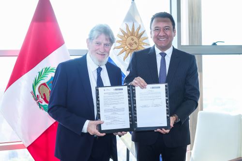 Ministro de Desarrollo Agrario y Riego, Angel Manero y ministro uruguayo Fernando Mattos Costa, suscribieron acuerdo de cooperación agropecuario, ANDINA/Difusión