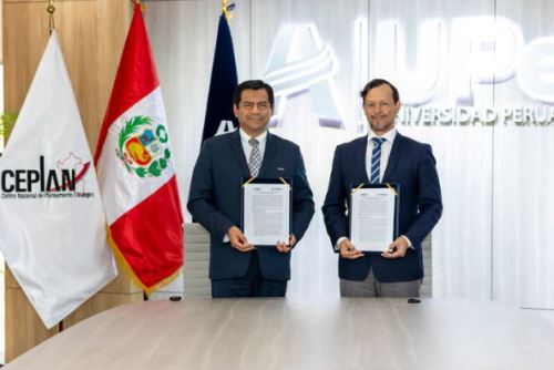 El presidente del Consejo Directivo del Ceplan, Giofianni Peirano Torriani, y el rector de la Universidad Peruana Unión (UPeU), Walter Murillo Antón,firman convenio de cooperación para impulsar la planificación estratégica. ANDINA/Difusión