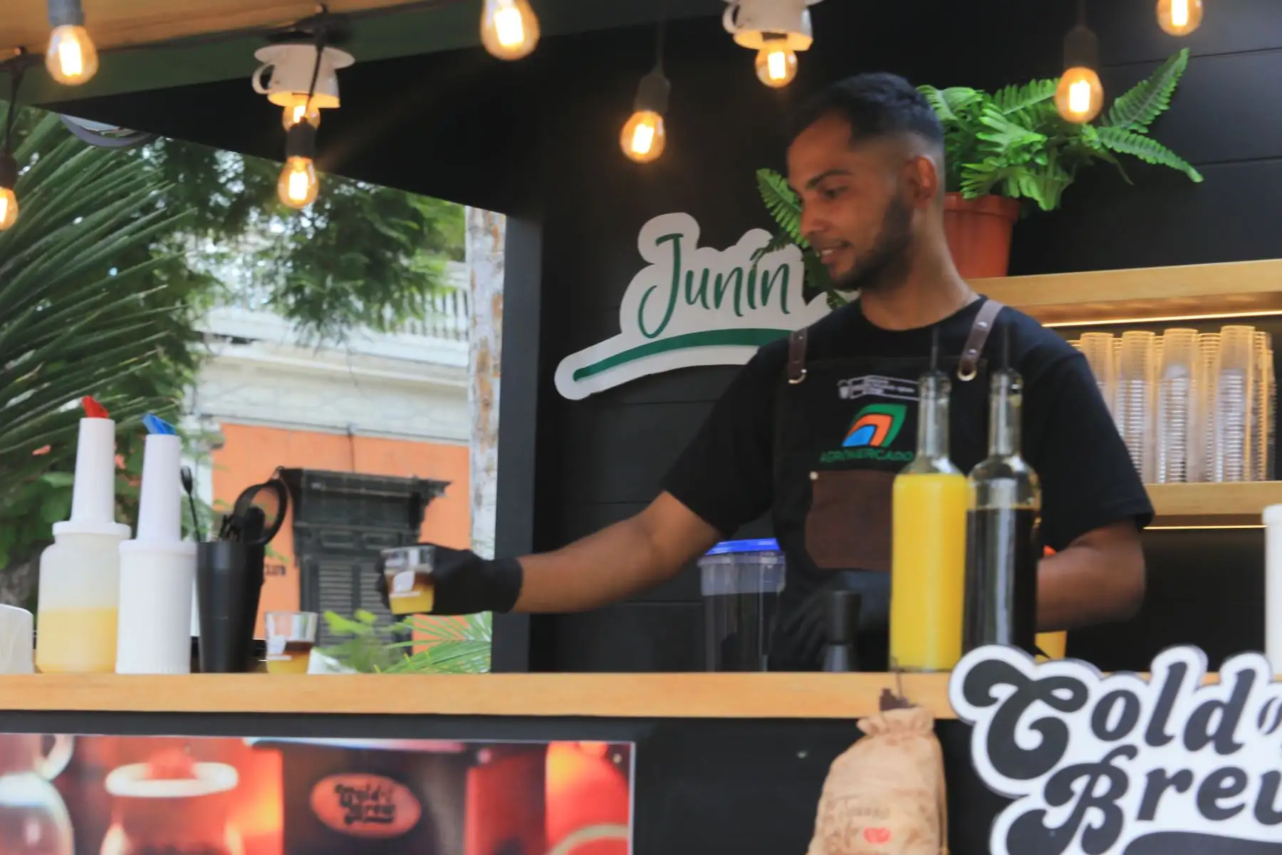 El Midagri activa el coffe truck en la plaza de Barranco.FOTO:ANDINA/Hector Vinces.