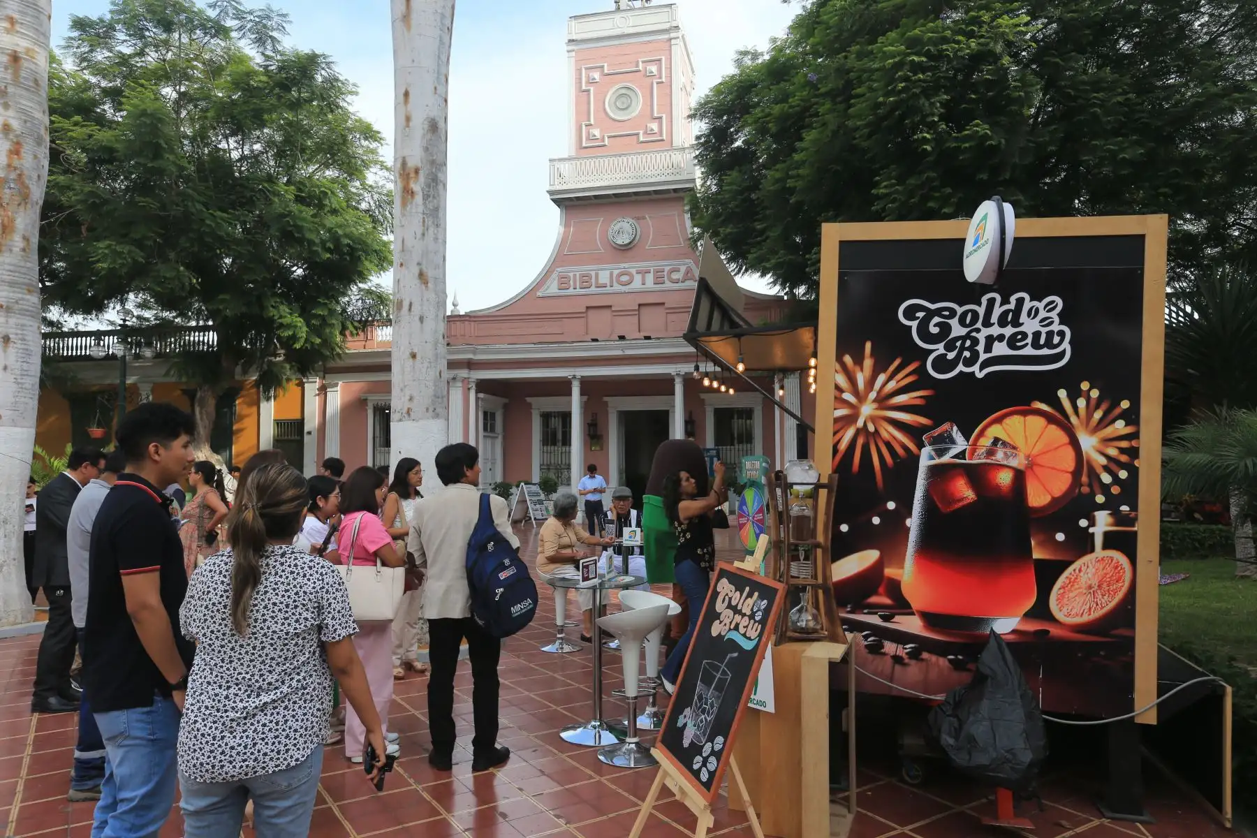 Activación del Coffee Truck con la estrategia de promoción del verano: Cold Brew y las bebidas frías en base a café..FOTO:ANDINA/Hector Vinces.