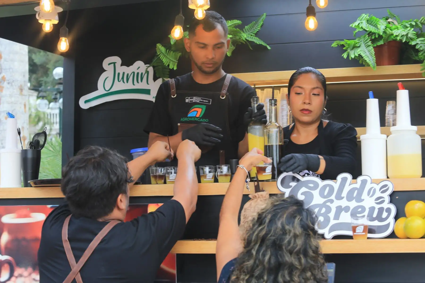 Activación del Coffee Truck con la estrategia de promoción del verano: Cold Brew y las bebidas frías en base a café..FOTO:ANDINA/Hector Vinces.