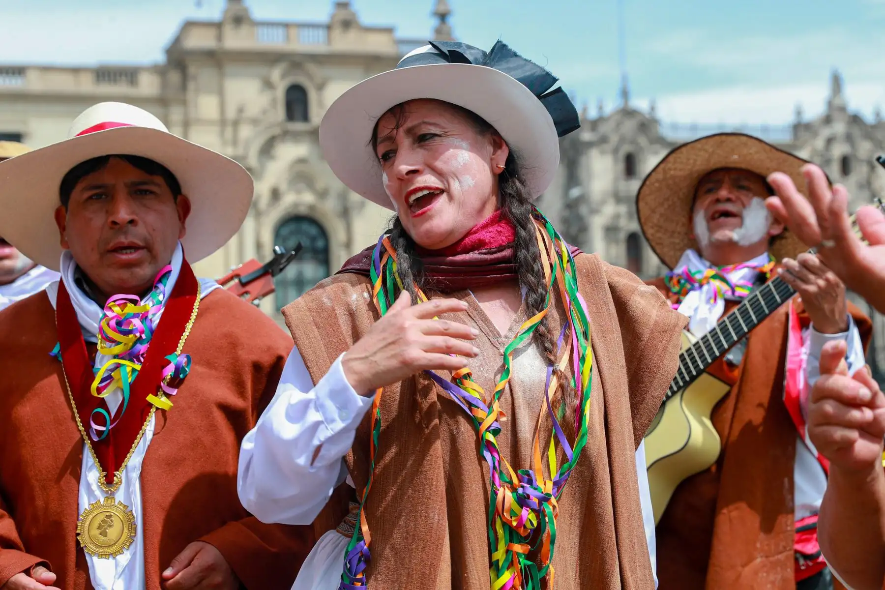 El Lanzamiento del Carnaval Lirqueño 2025 tiene por objetivo visibilizar el valor y significado del Carnaval de Lircay, manifestación cultural declarada Patrimonio Cultural de la Nación mediante Resolución Viceministerial N° 082-2013-VMPCIC-MC (27/NOV/2013). La actividad se realiza a solicitud de la Municipalidad Provincial de Angaraes, con el respaldo del Ministerio de Cultura para las coordinaciones con Palacio de Gobierno. Foto: ANDINA/Prensa Presidencia