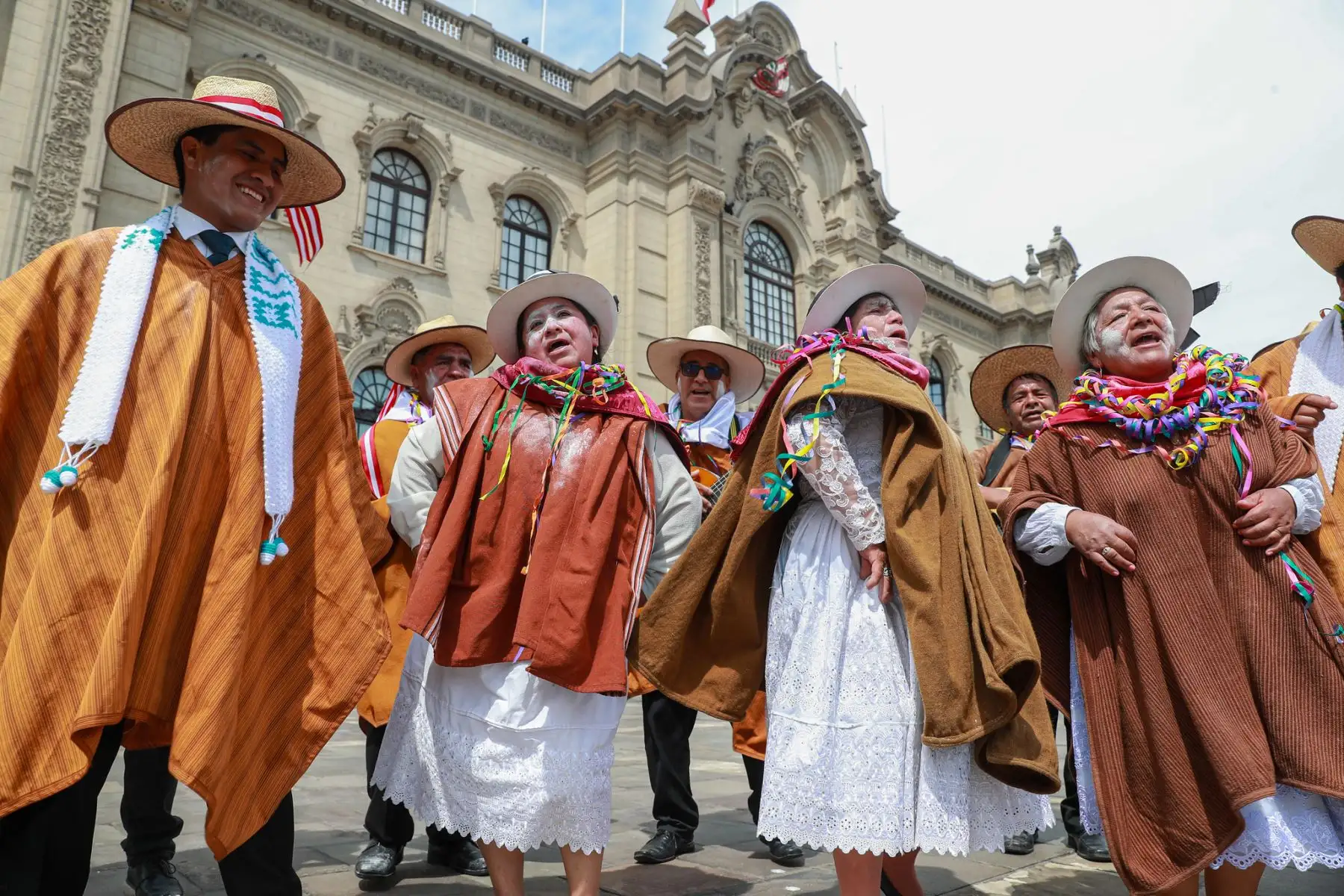 El Lanzamiento del Carnaval Lirqueño 2025 tiene por objetivo visibilizar el valor y significado del Carnaval de Lircay, manifestación cultural declarada Patrimonio Cultural de la Nación mediante Resolución Viceministerial N° 082-2013-VMPCIC-MC (27/NOV/2013). La actividad se realiza a solicitud de la Municipalidad Provincial de Angaraes, con el respaldo del Ministerio de Cultura para las coordinaciones con Palacio de Gobierno. Foto: ANDINA/Prensa Presidencia