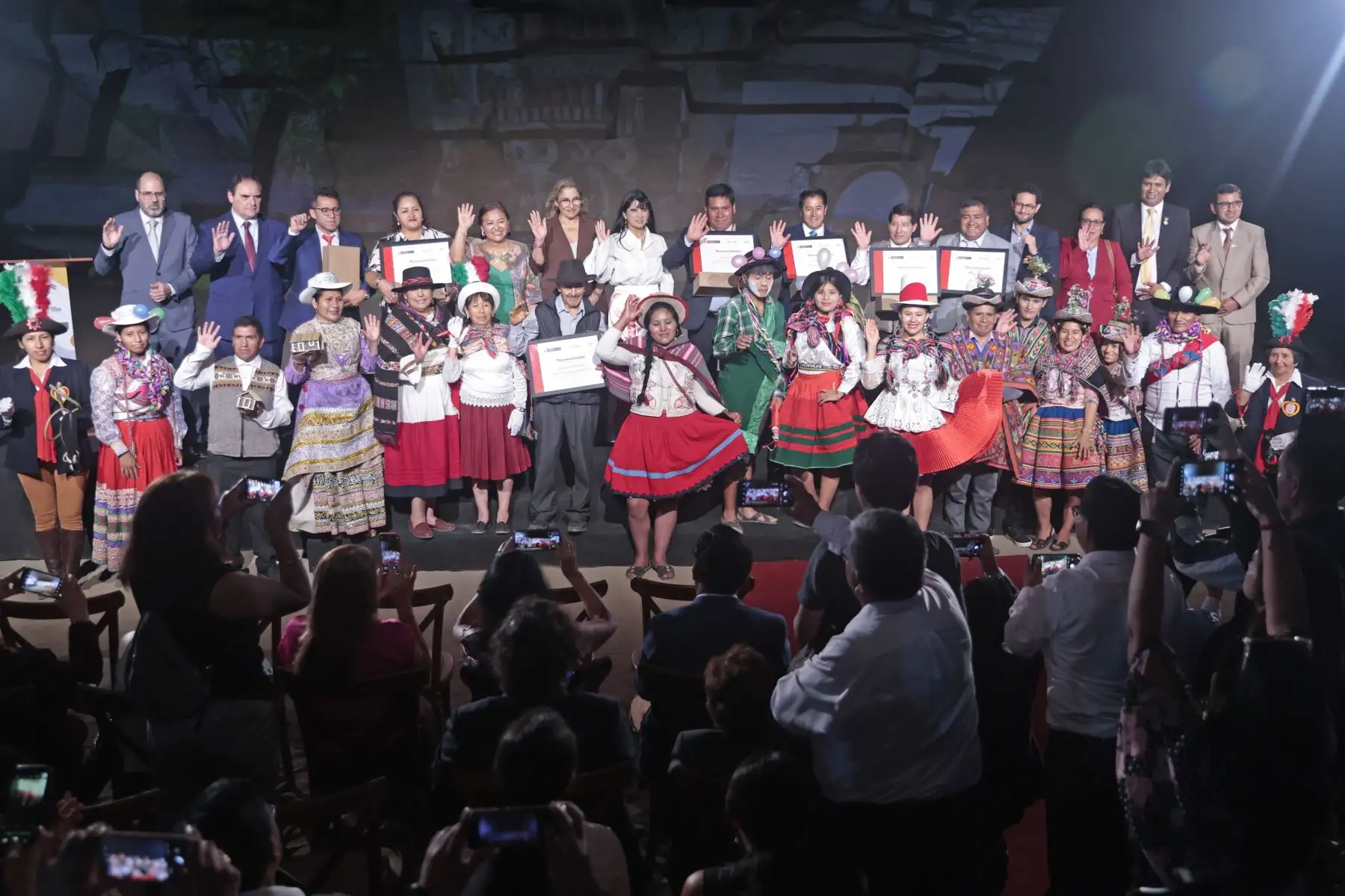En una emotiva ceremonia, la ministra de Comercio Exterior y Turismo, Desilú León, hizo entrega del reconocimiento a los cinco destinos peruanos que han sido designados por la ONU Turismo como parte de la prestigiosa lista de los “Mejores Pueblos Turísticos del Mundo” (“Best Tourism Villages” – BTV)
Foto: ANDINA/Vidal Tarqui
