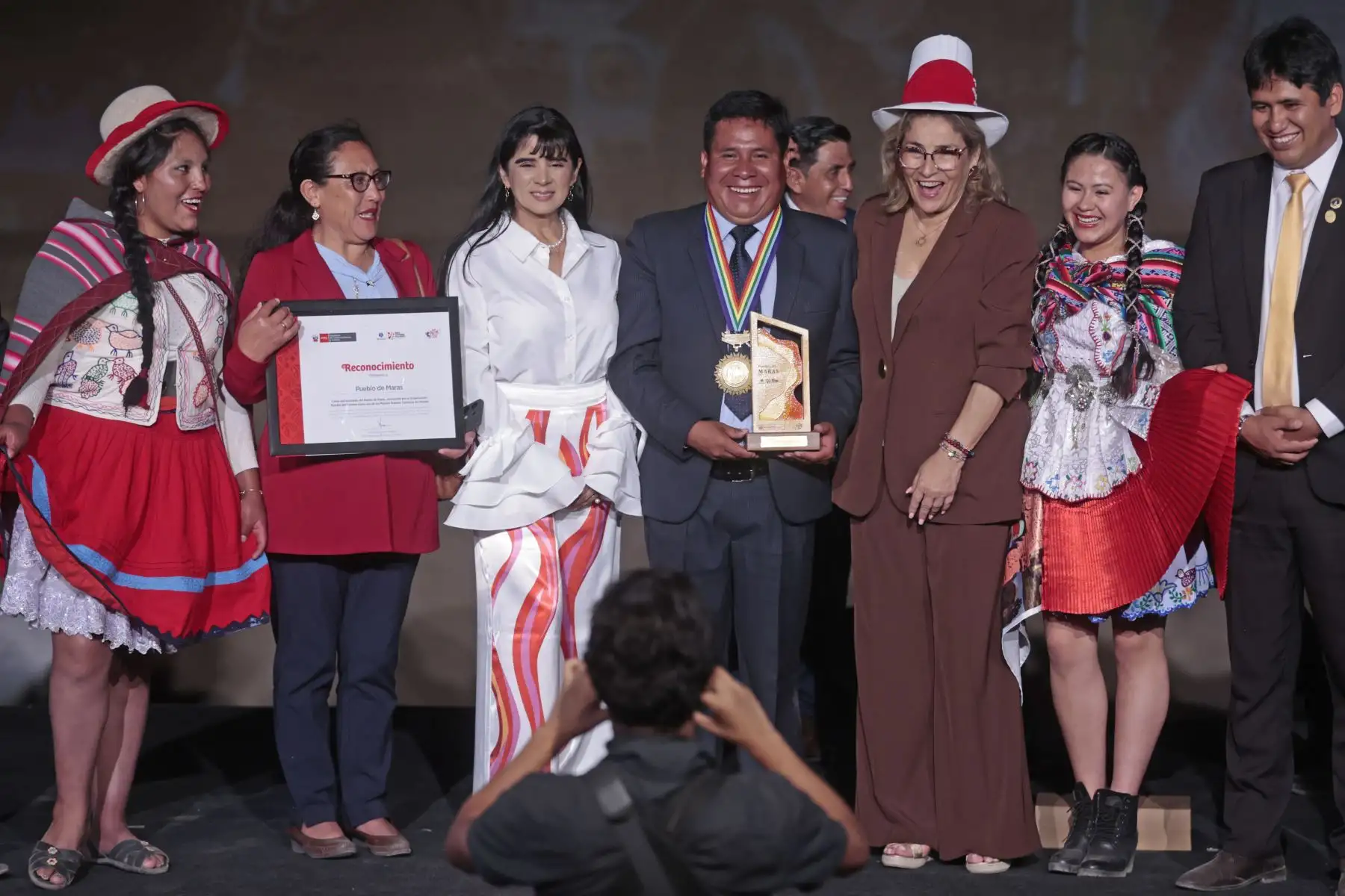 En una emotiva ceremonia, la ministra de Comercio Exterior y Turismo, Desilú León, hizo entrega del reconocimiento a los cinco destinos peruanos que han sido designados por la ONU Turismo como parte de la prestigiosa lista de los “Mejores Pueblos Turísticos del Mundo” (“Best Tourism Villages” – BTV)
Foto: ANDINA/Vidal Tarqui