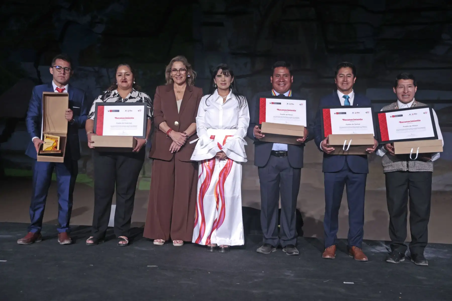 En una emotiva ceremonia, la ministra de Comercio Exterior y Turismo, Desilú León, hizo entrega del reconocimiento a los cinco destinos peruanos que han sido designados por la ONU Turismo como parte de la prestigiosa lista de los “Mejores Pueblos Turísticos del Mundo” (“Best Tourism Villages” – BTV)
Foto: ANDINA/Vidal Tarqui