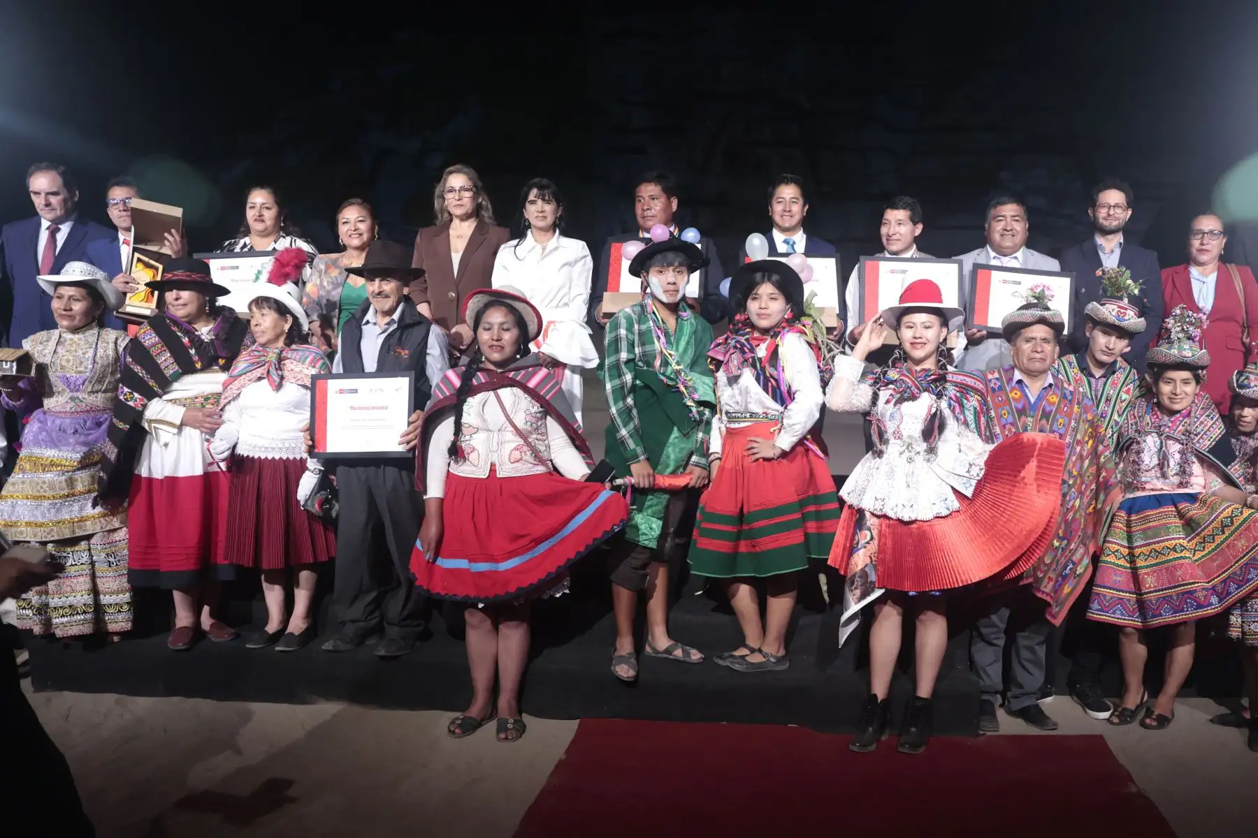 En una emotiva ceremonia, la ministra de Comercio Exterior y Turismo, Desilú León, hizo entrega del reconocimiento a los cinco destinos peruanos que han sido designados por la ONU Turismo como parte de la prestigiosa lista de los “Mejores Pueblos Turísticos del Mundo” (“Best Tourism Villages” – BTV)
Foto: ANDINA/Vidal Tarqui