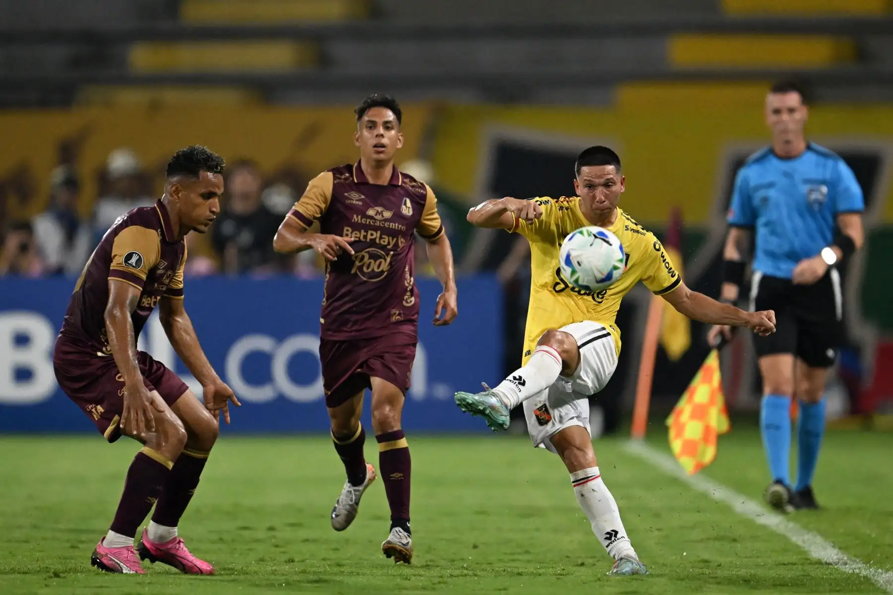 El mediocampista argentino de Melgar  Tomás Martínez  patea el balón durante el partido de fútbol de ida de la segunda ronda de clasificación de la Copa Libertadores entre Deportes Tolima de Colombia y Melgar de Perú. Foto: AFP