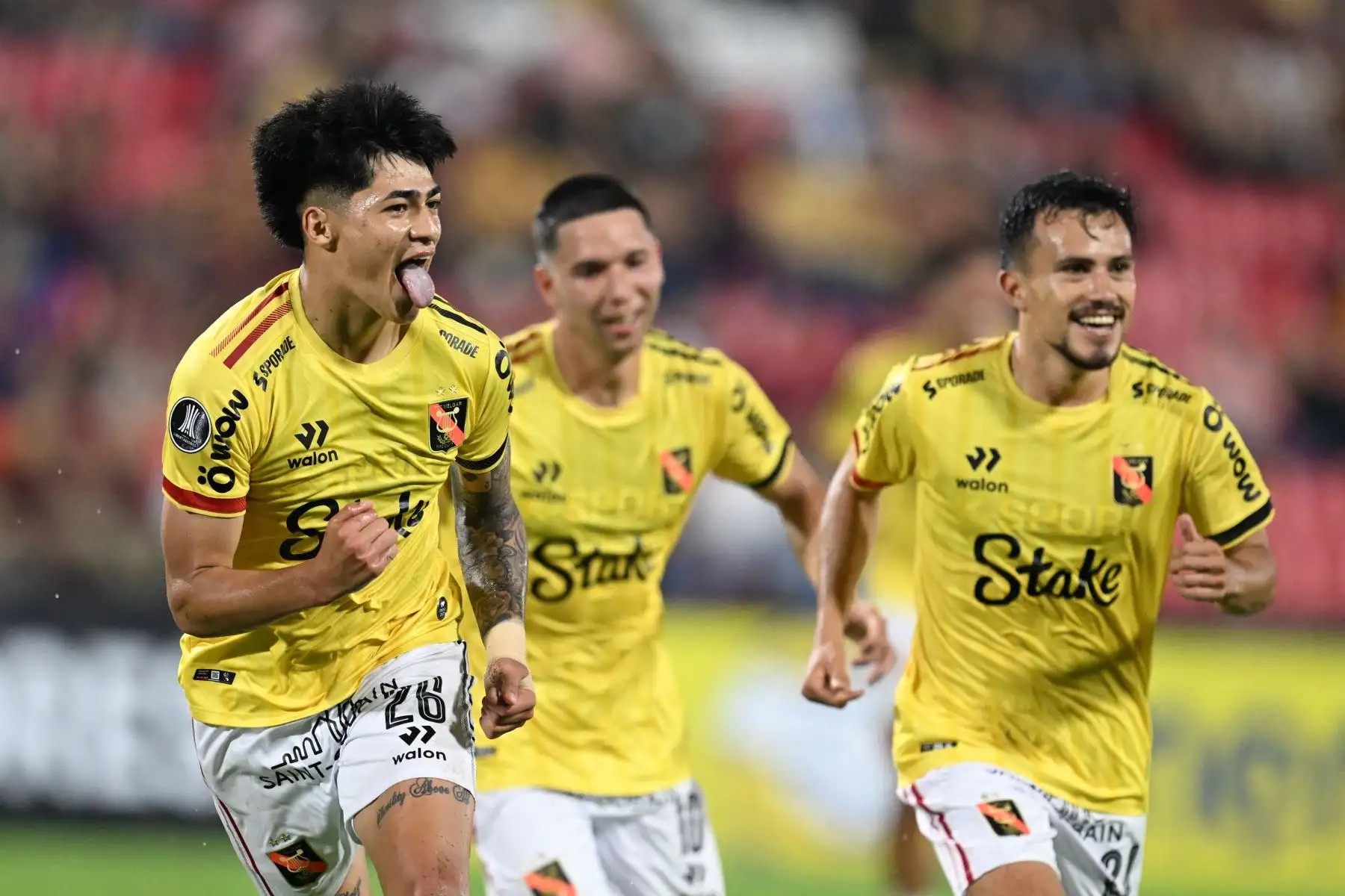 El mediocampista de Melgar Kenji Cabrera  celebra con sus compañeros después de anotar durante el partido de fútbol de ida de la segunda ronda de clasificación de la Copa Libertadores entre Deportes Tolima de Colombia y Melgar de Perú. AFP